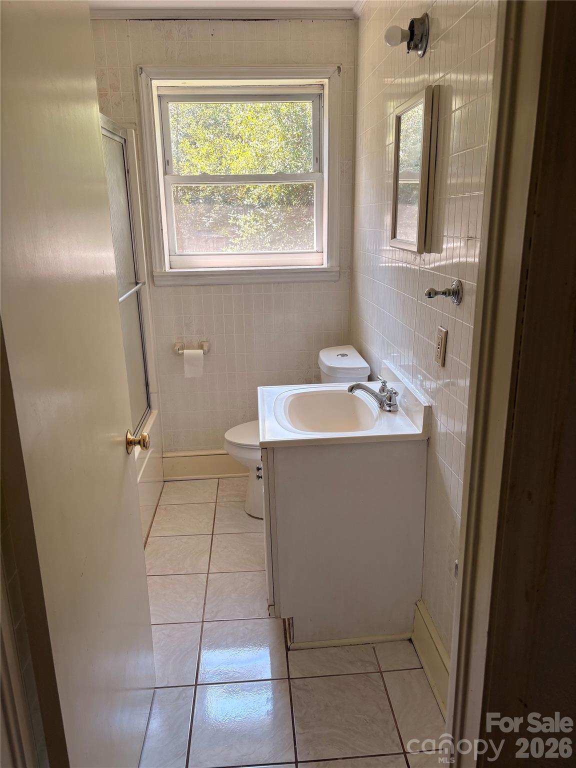 Full bathroom with tub/shower combo. - 725 5th Avenue SW, Hickory