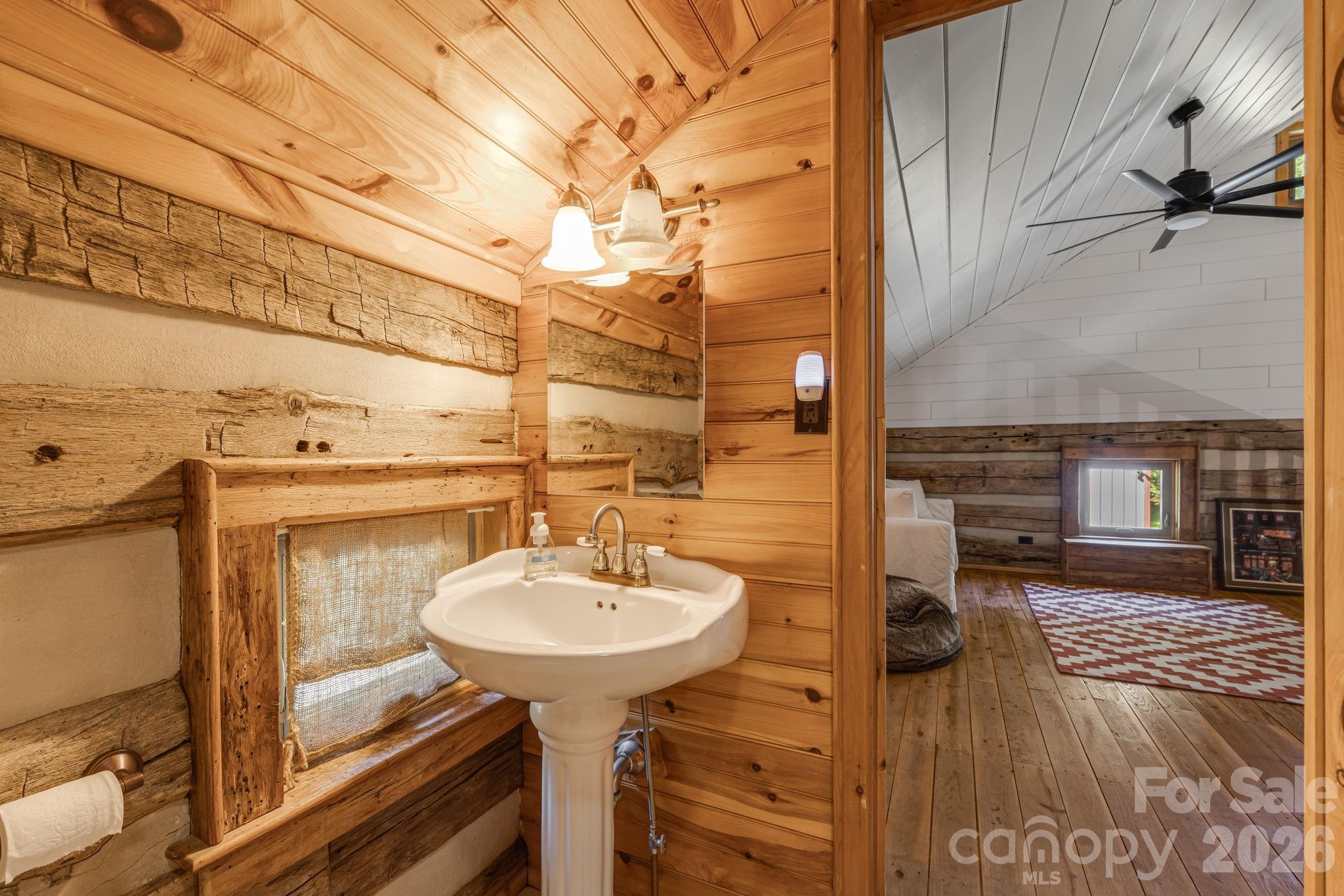 2nd guest bath - 146 Gentry Farm Drive, Hot Springs