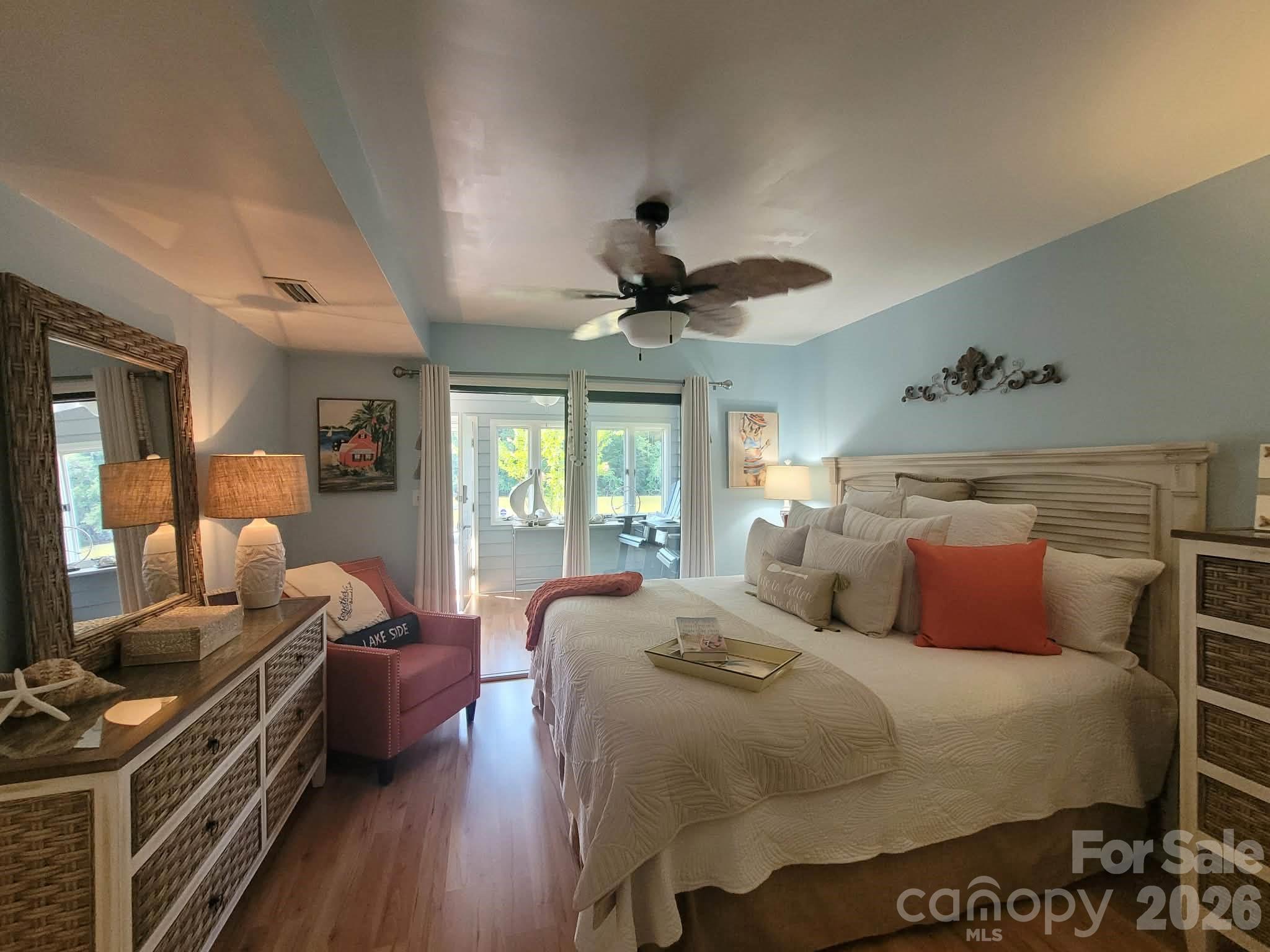 King MBR with lake views is roomy - 2200 6th Street NW, Hickory