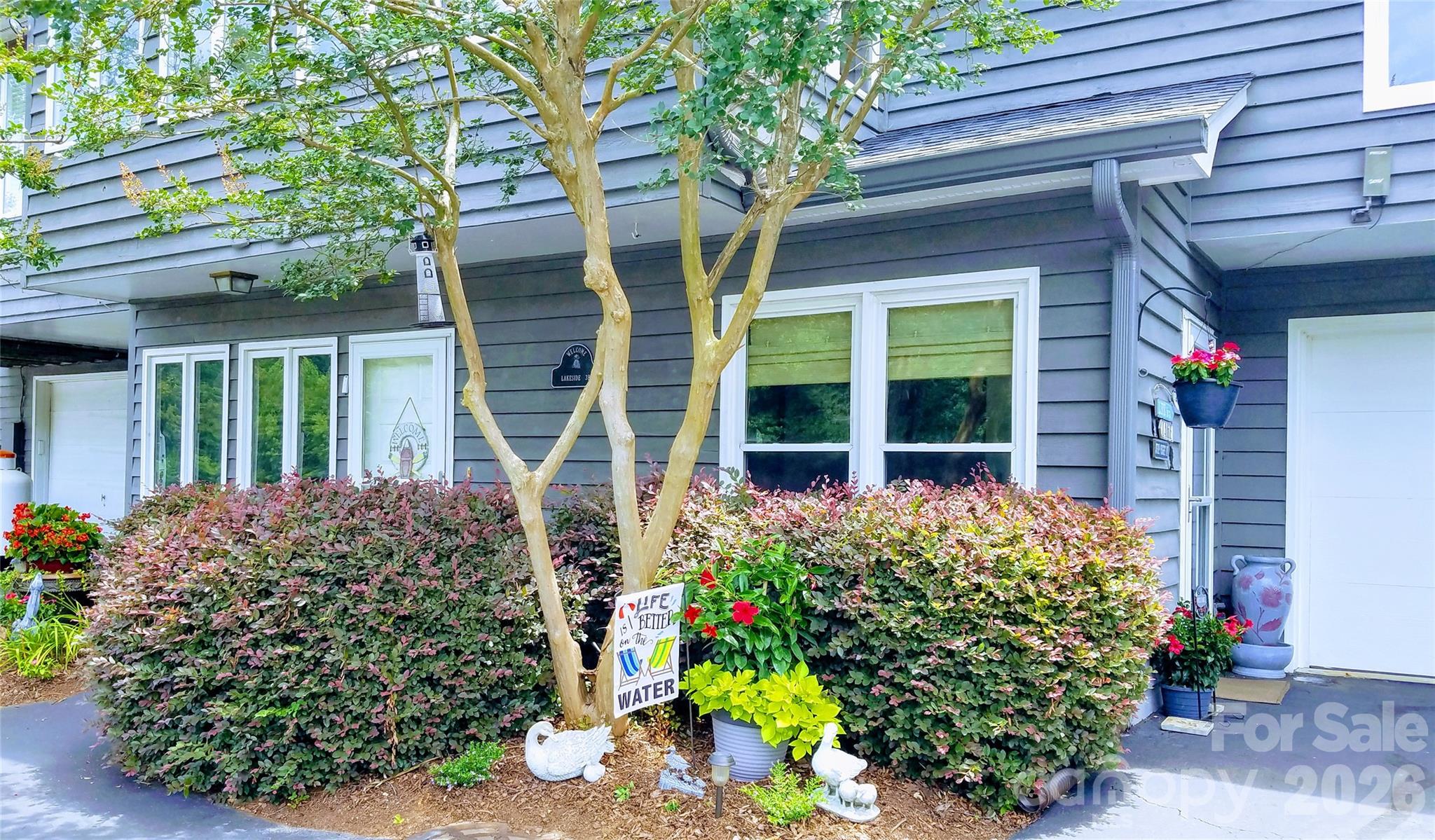 3B has cute garden areas in front - 2200 6th Street NW, Hickory