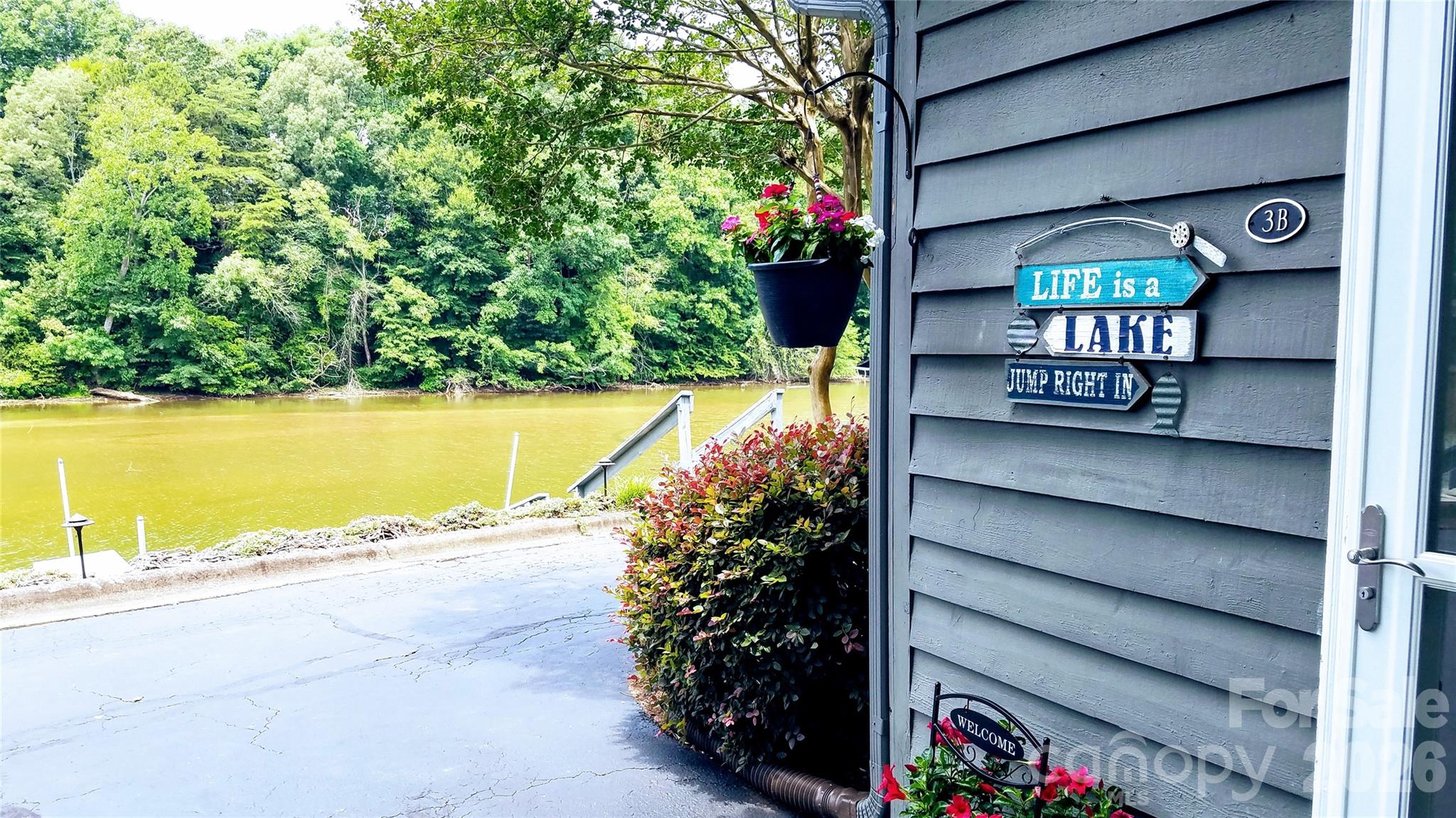 Step right out to lake - 2200 6th Street NW, Hickory