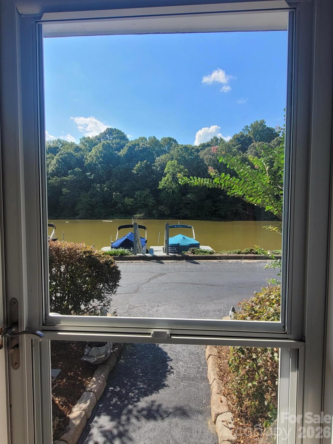 Can't get much closer to the lake! - 2200 6th Street NW, Hickory