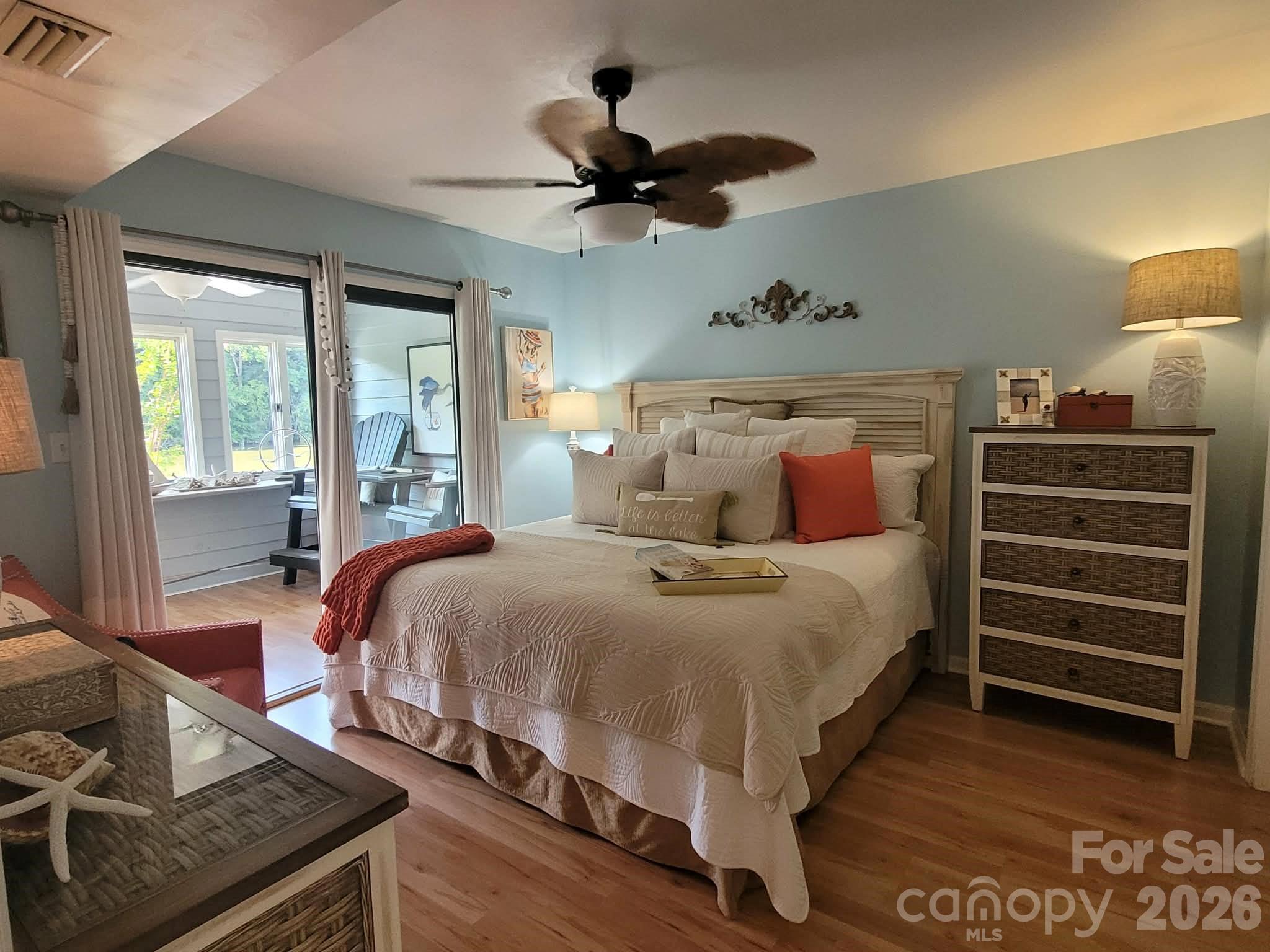 MBR with lake views and walk-in closet - 2200 6th Street NW, Hickory