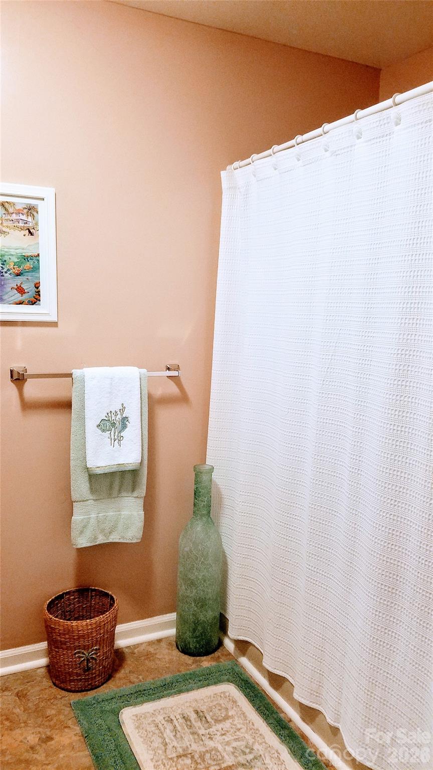 Bathroom tub shower - 2200 6th Street NW, Hickory