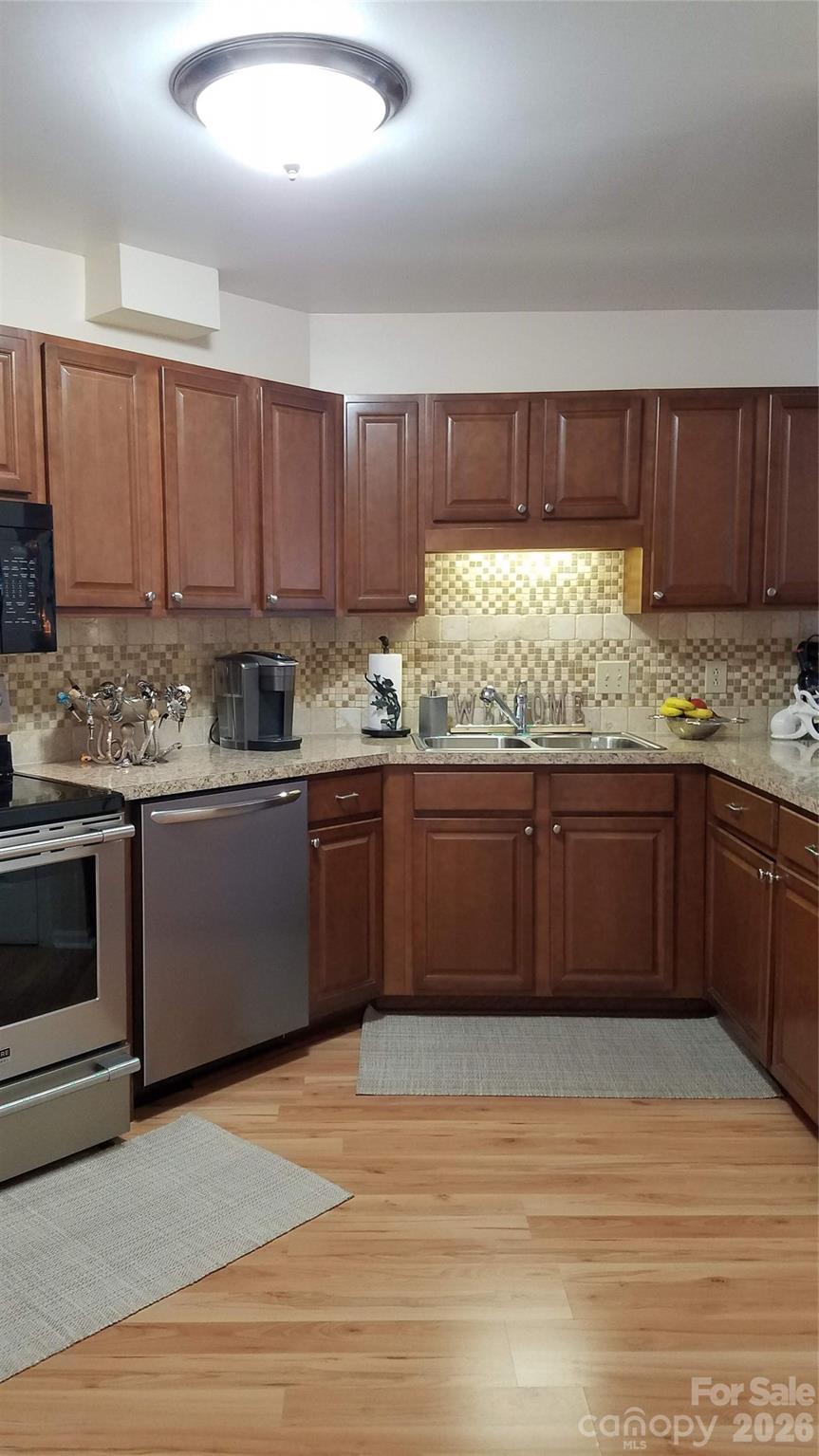 Lots of cabinets and space in kitchen - 2200 6th Street NW, Hickory