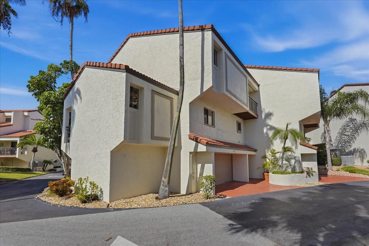 Desirable end unit - 240 WINDWARD PSGE #702, CLEARWATER