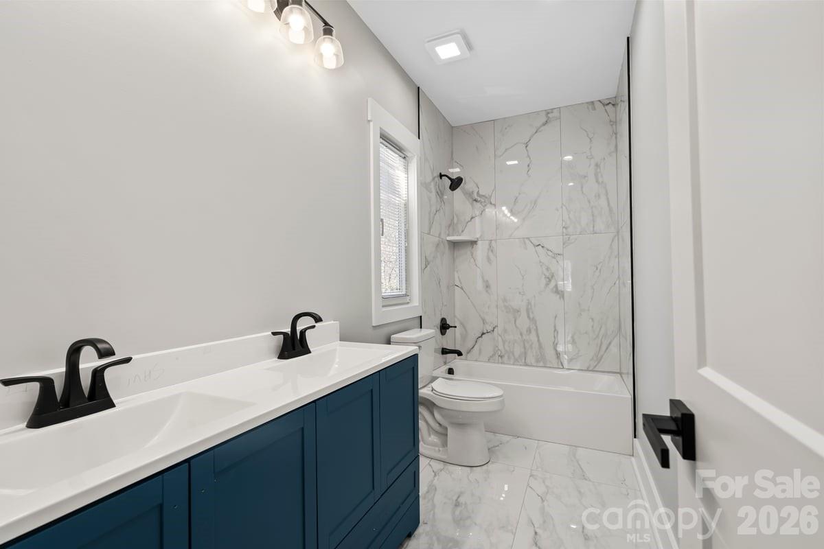 second floor full bathroom - 543 30th Avenue NW, Hickory