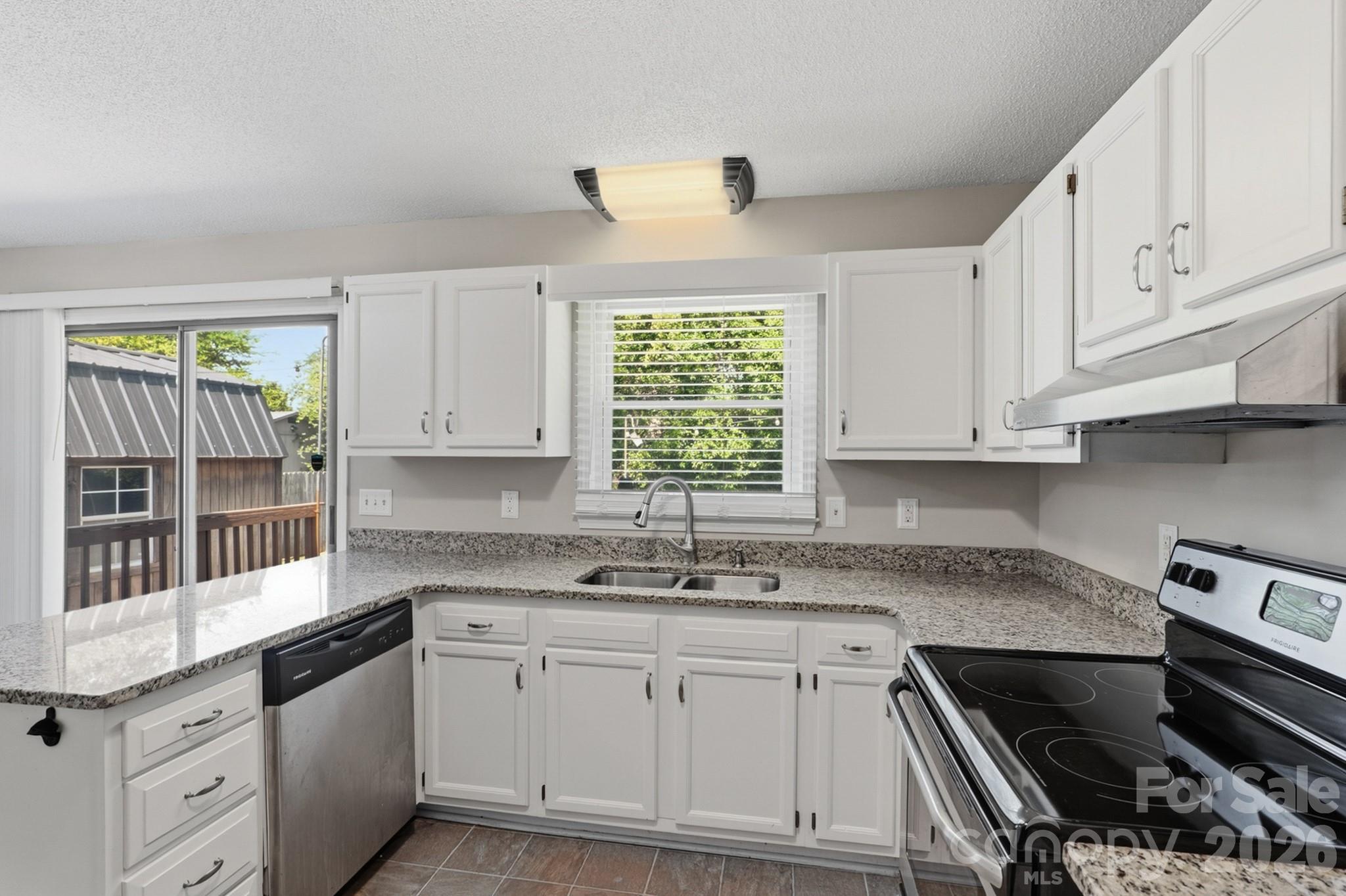 Single Family Residence at 3028 Dylan Place NW, Concord, photo 3 of 25