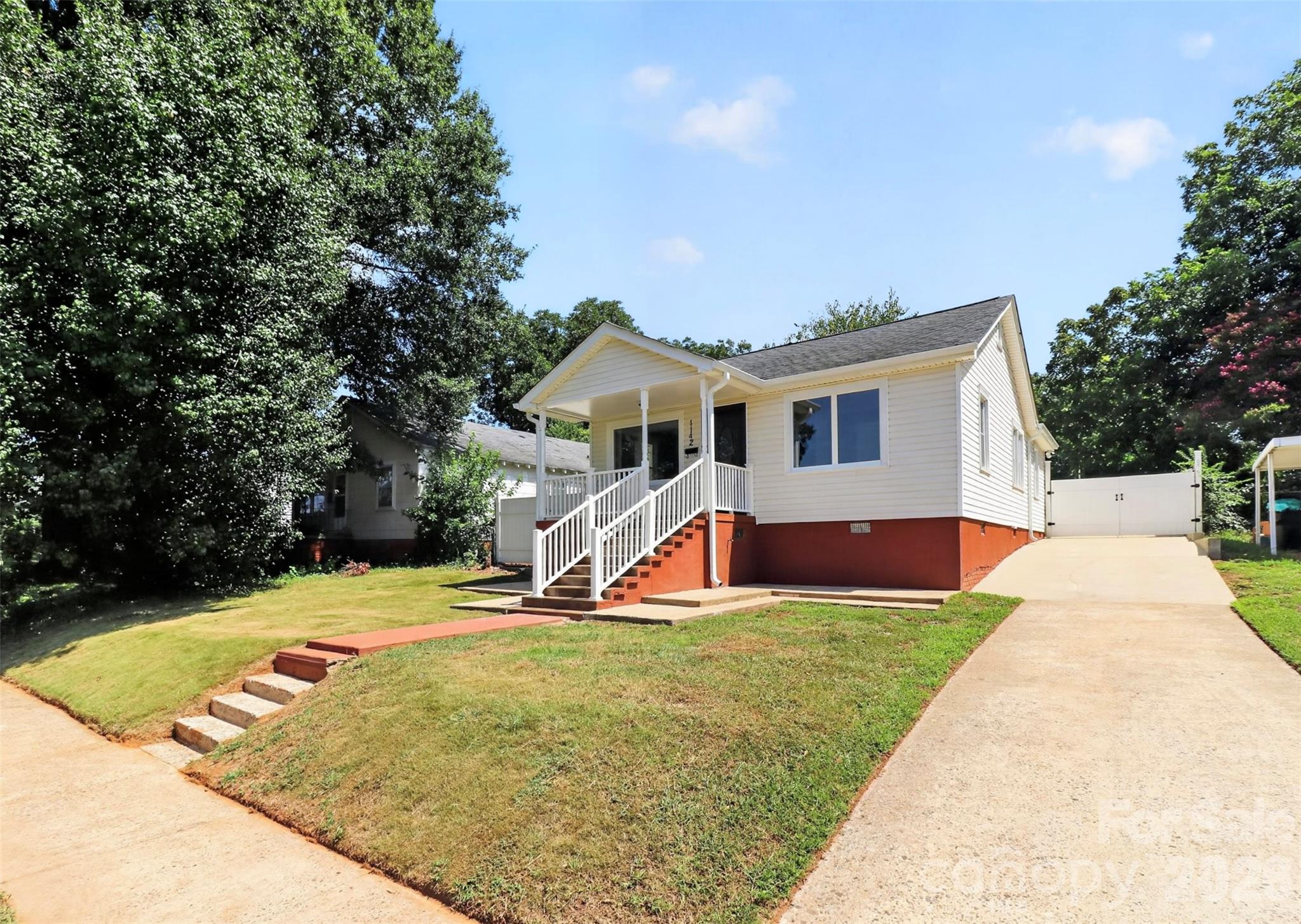 Single Family Residence at 1142 Eisenhower Road, Rock Hill, photo 3 of 33
