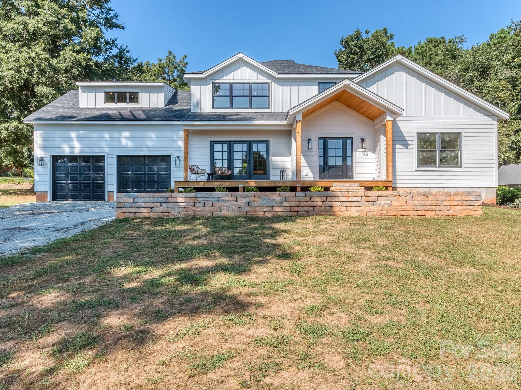 Single Family Residence at 4899 Moonlite Bay Drive, Sherrills Ford, photo 2 of 34