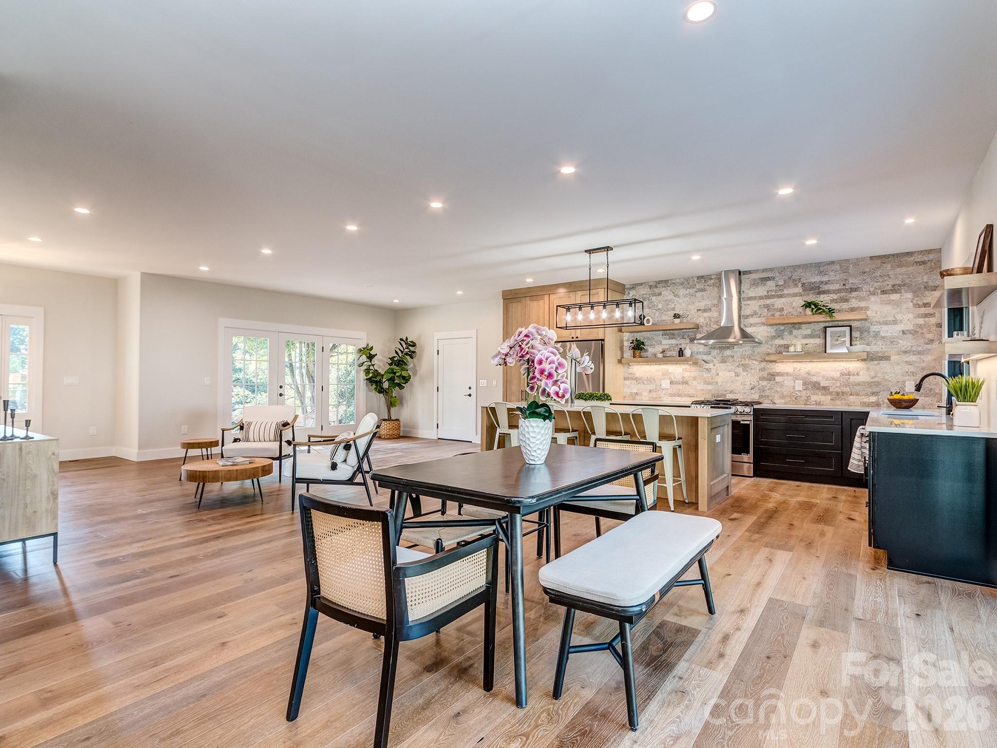 Living/dining area - 4899 Moonlite Bay Drive, Sherrills Ford