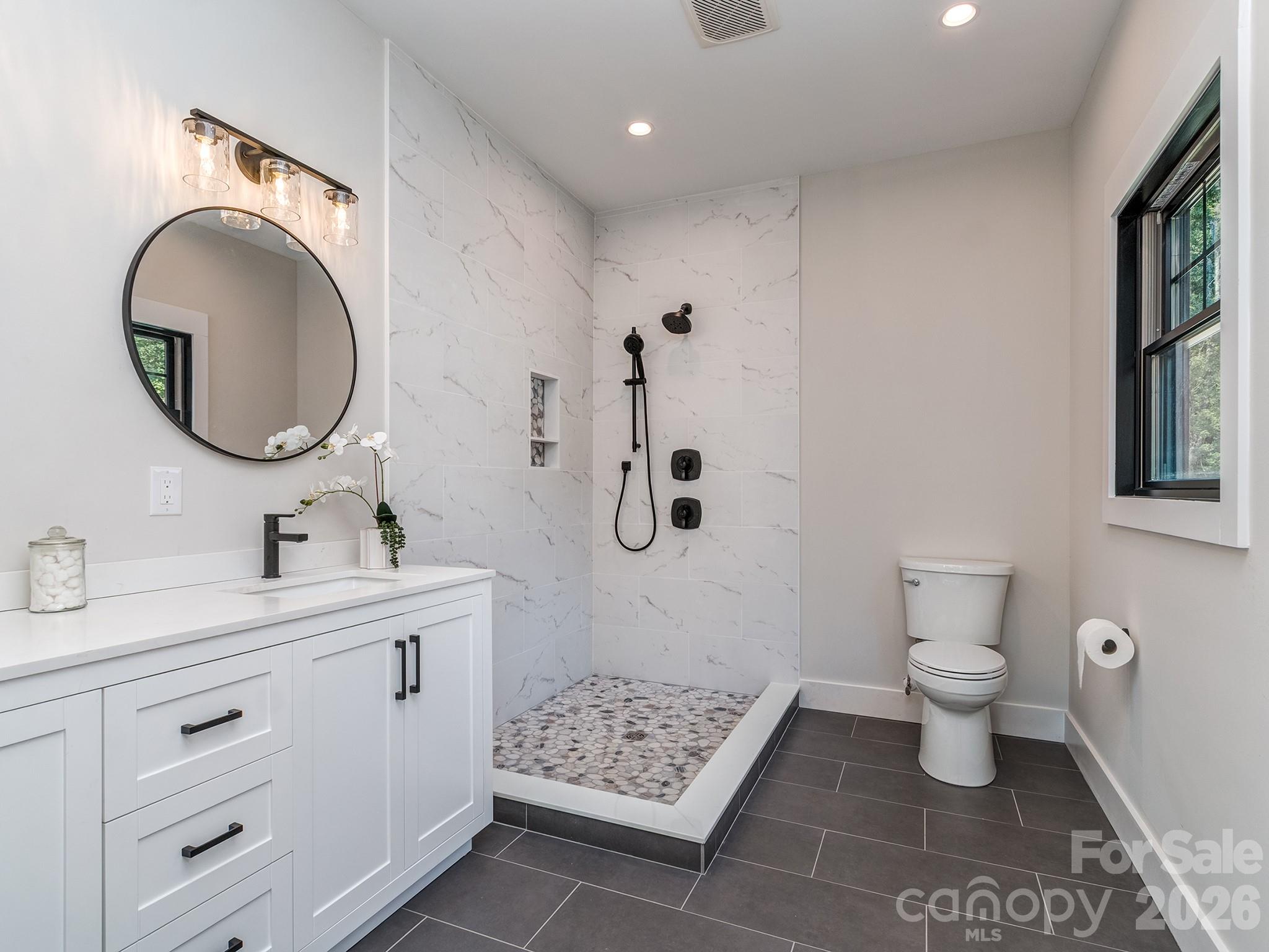 Ensuite bath - 4899 Moonlite Bay Drive, Sherrills Ford