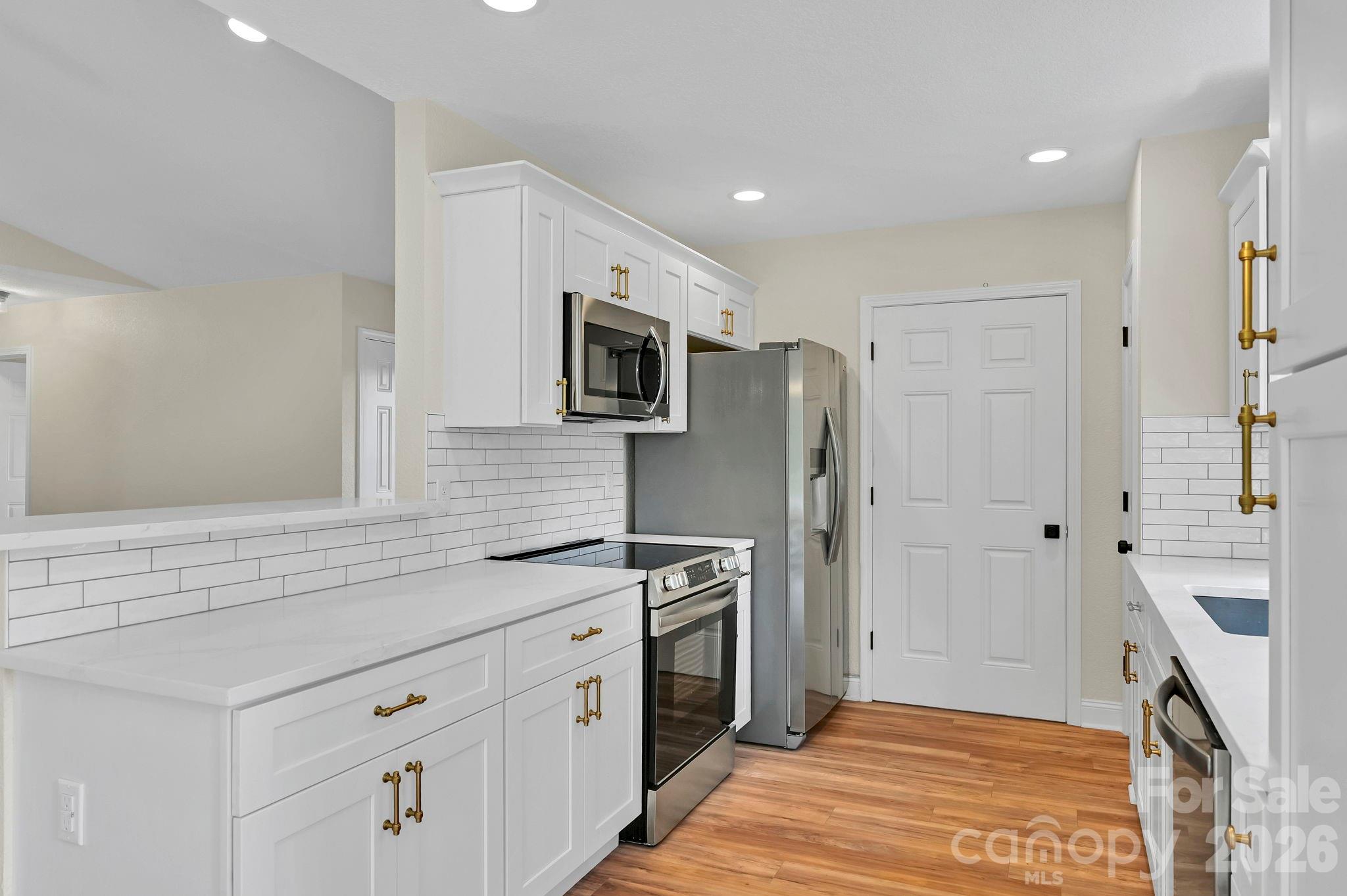 Single Family Residence at 157 Scarlett Ridge Drive, Marshall, photo 13 of 48