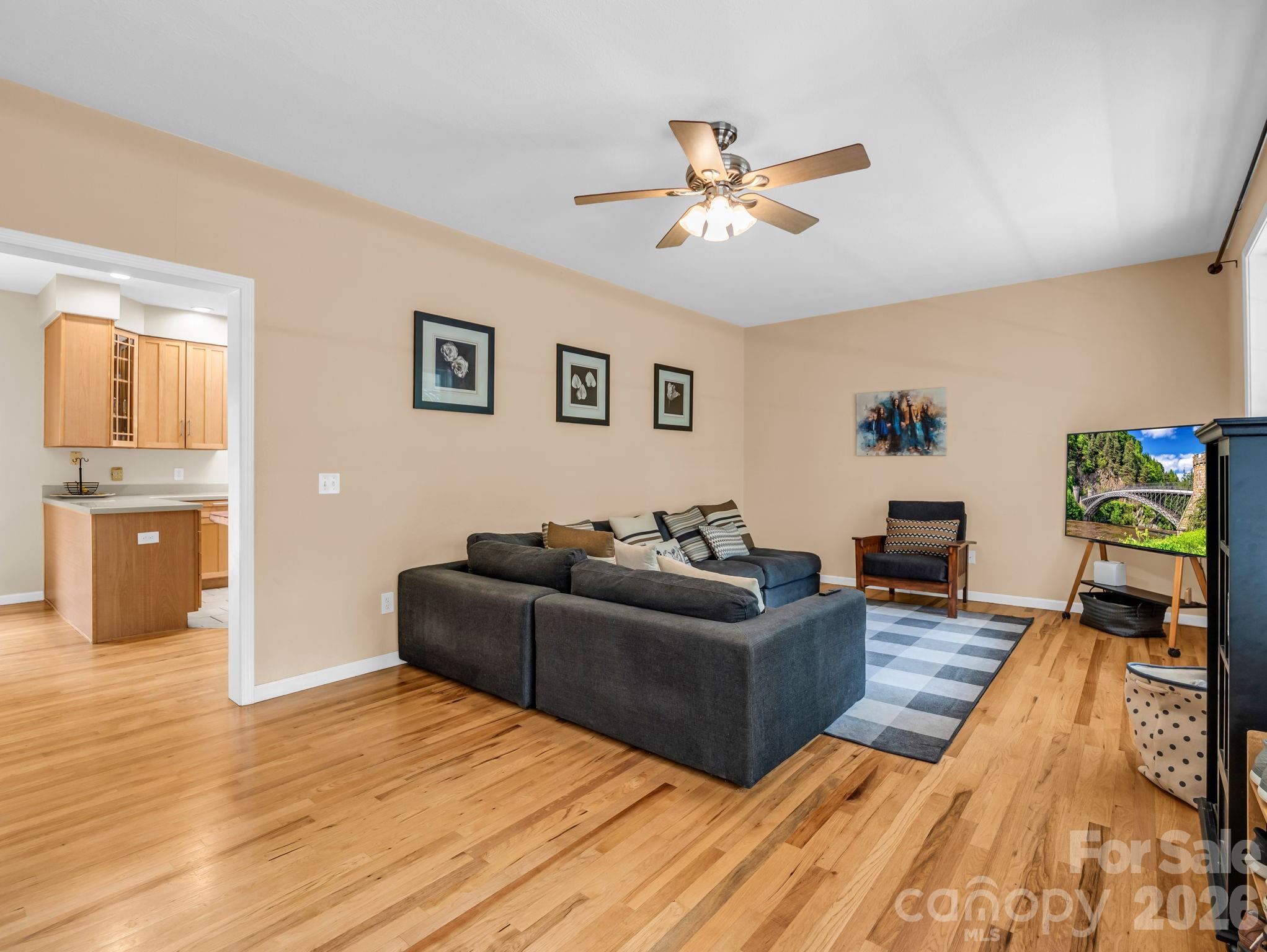 Large living space - 136 Limousine Lane, Pisgah Forest