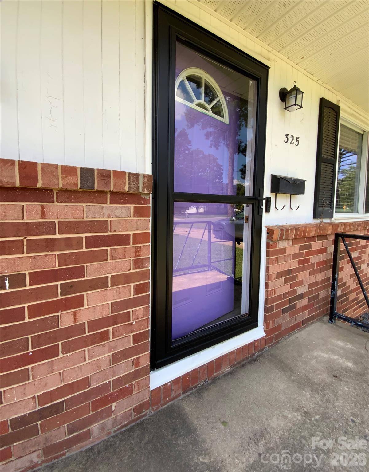 Font door - 325 Glenwood Drive, Mooresville