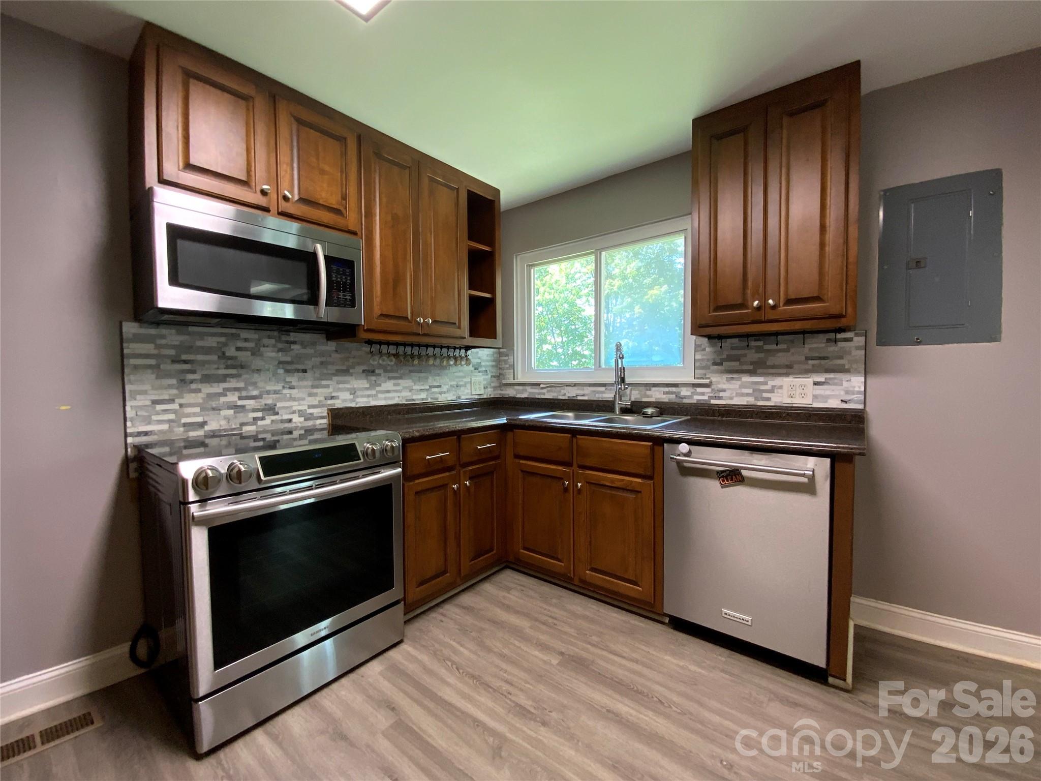 Kitchen with a view of the backyard - 325 Glenwood Drive, Mooresville