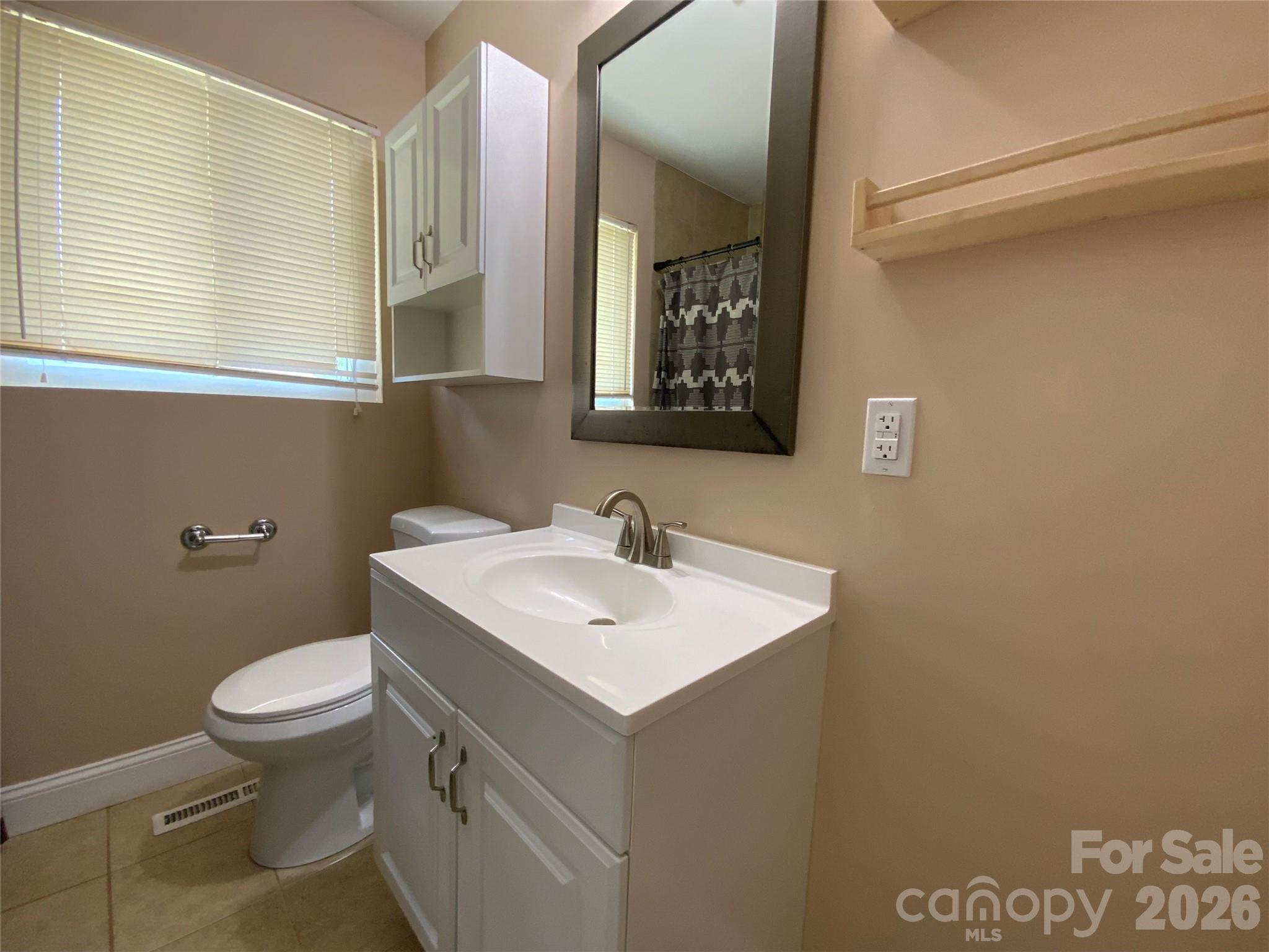 Full tub/shower - 325 Glenwood Drive, Mooresville