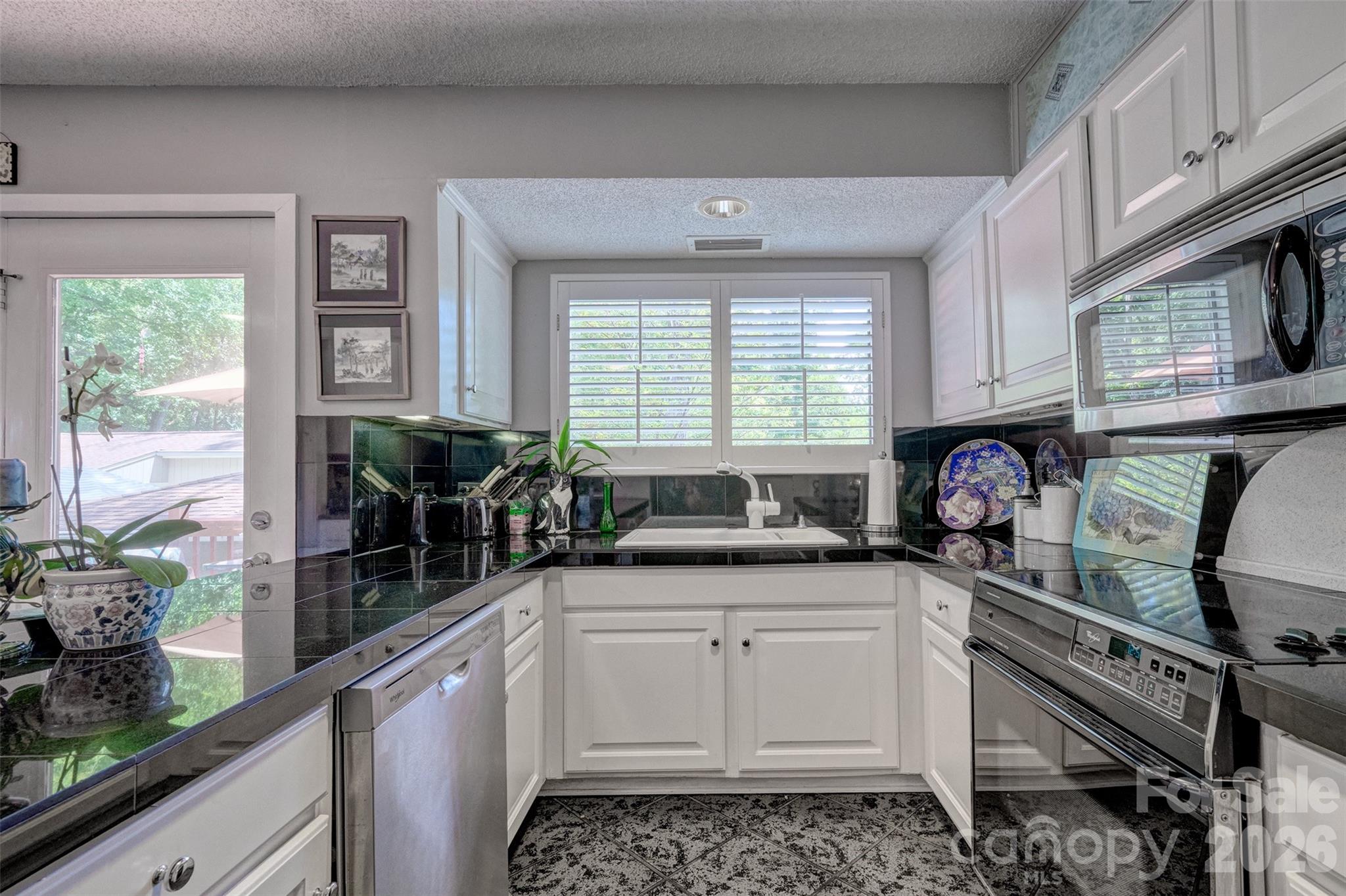 Single Family Residence at 3 King Haigler Chase Street, Lake Wylie, photo 12 of 33