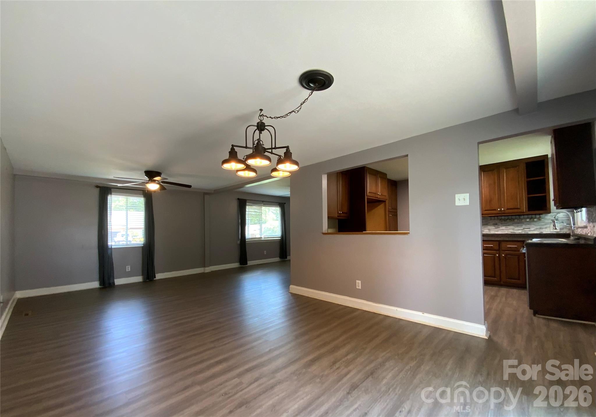 Open dining area - 325 Glenwood Drive, Mooresville