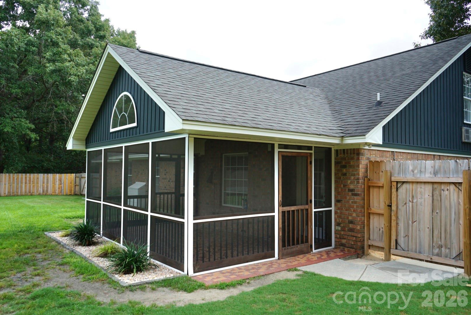 Covered Screened-In Porch - 1035 Waterway Drive, Sumter
