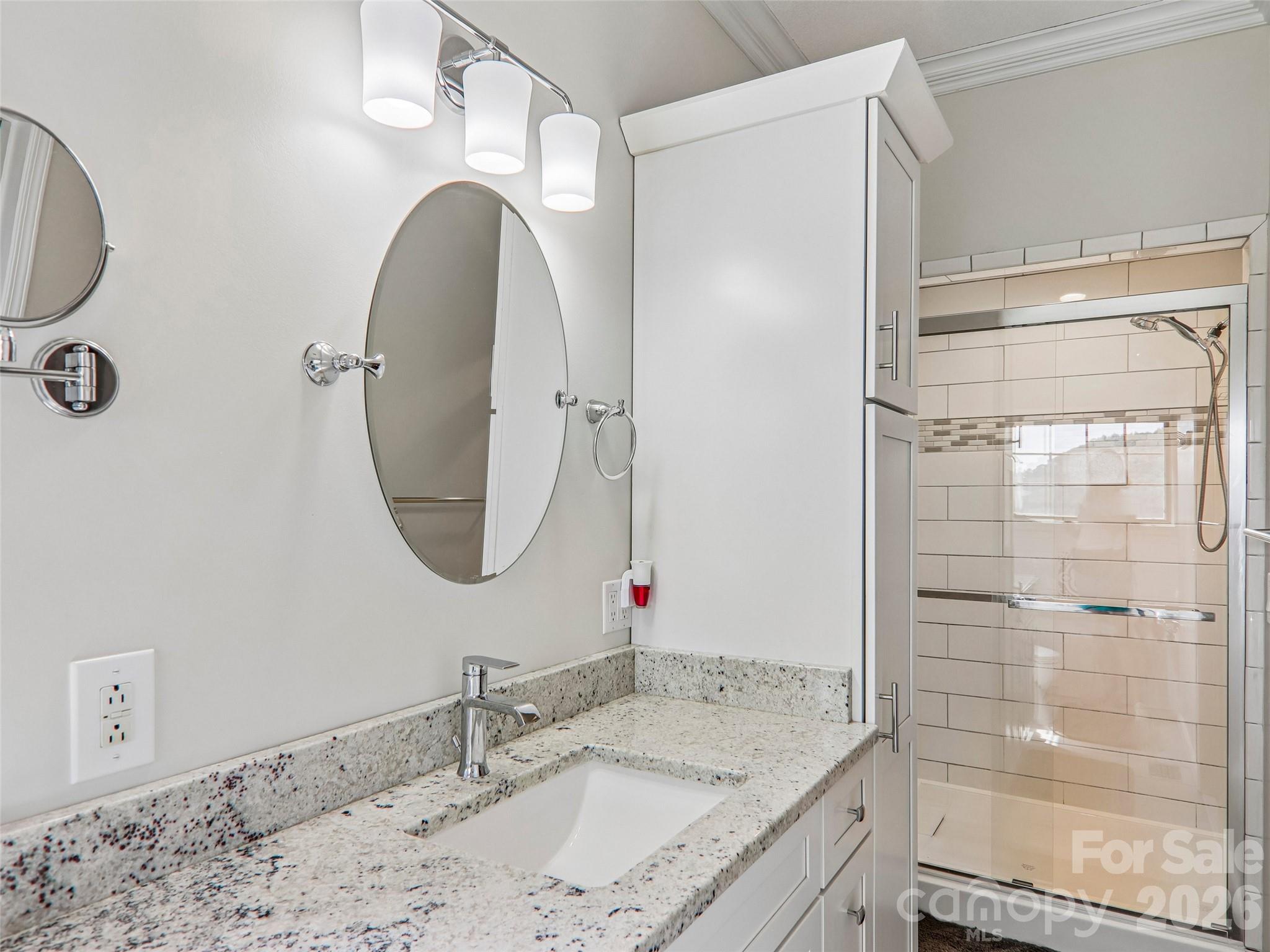 Granite counter top vanity. Tile shower. - 16 Hobe Crest, Hendersonville
