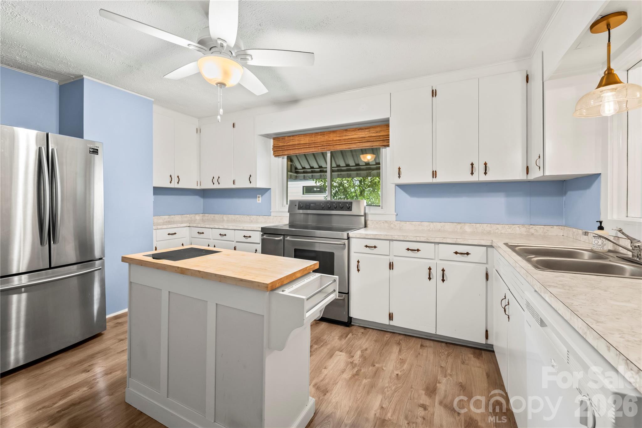 Single Family Residence at 2 Bostic Place, Asheville, photo 9 of 32