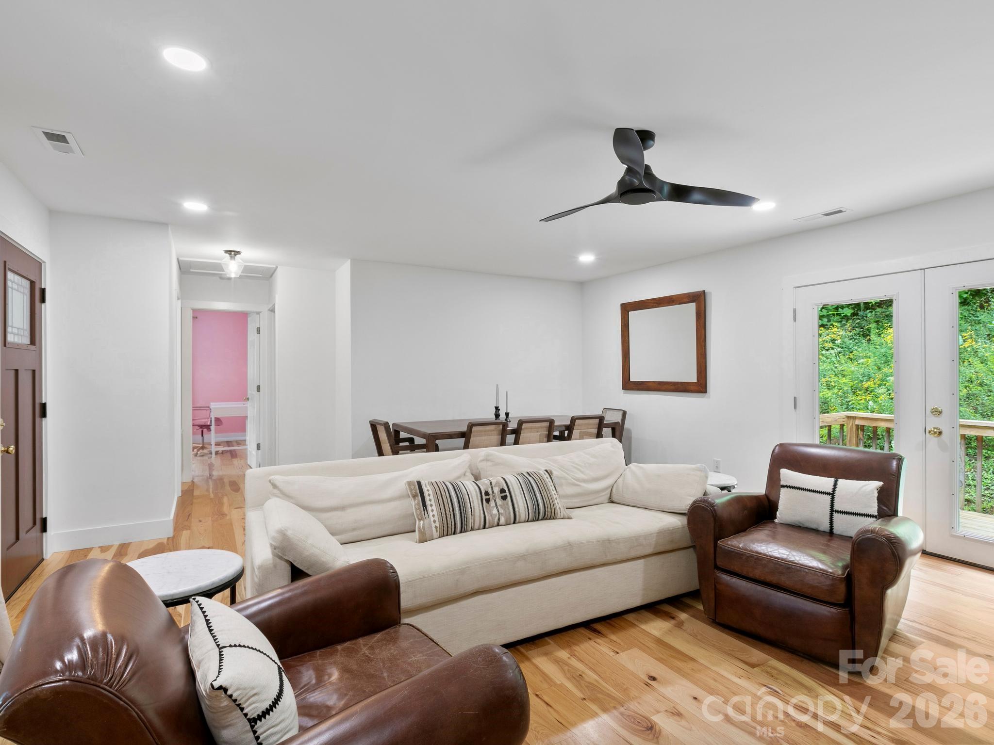 Living room / dining area. - 41 Bear Trail, Fairview