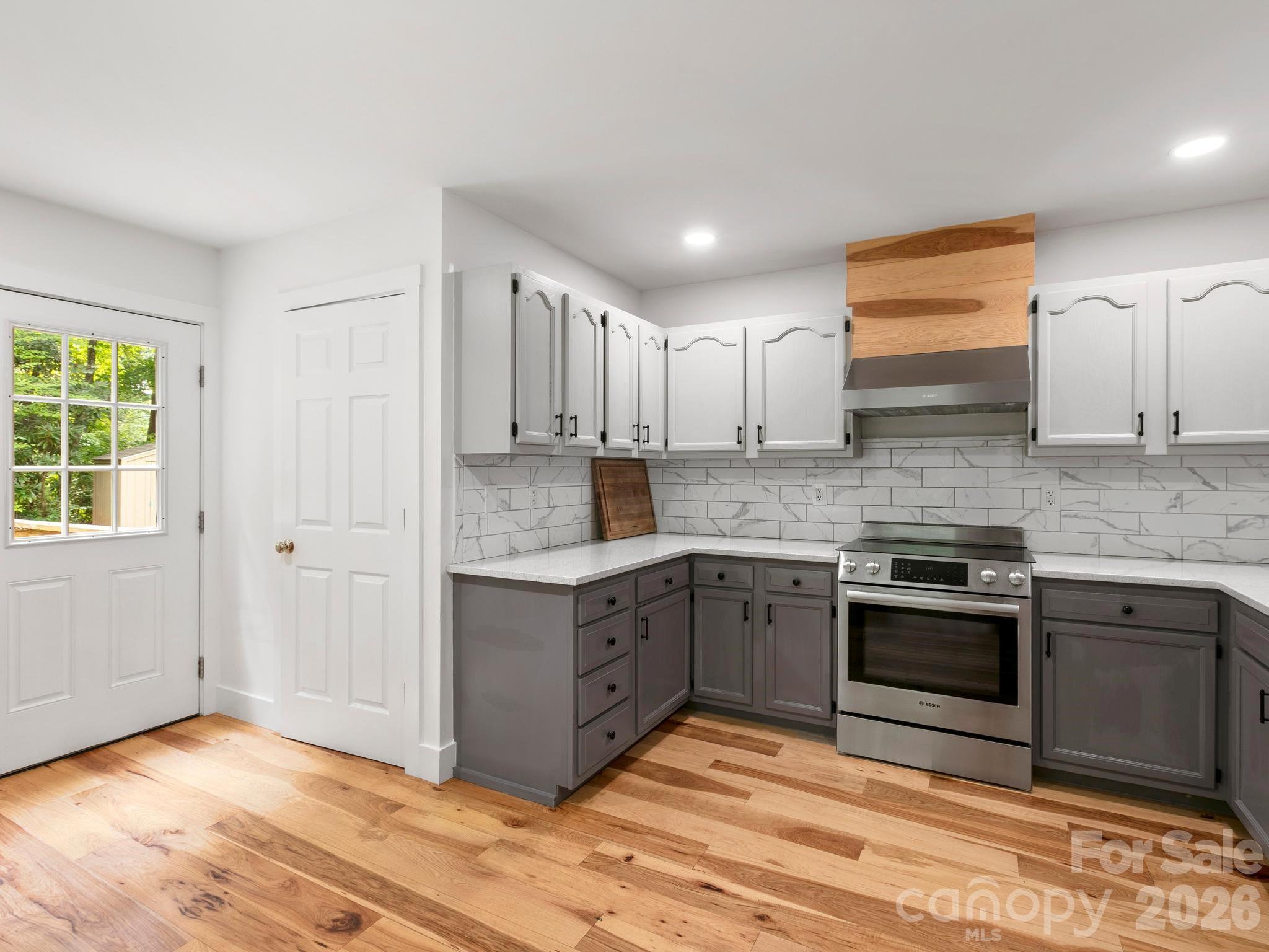 Newly remodeled kitchen with quartz countertops. - 41 Bear Trail, Fairview