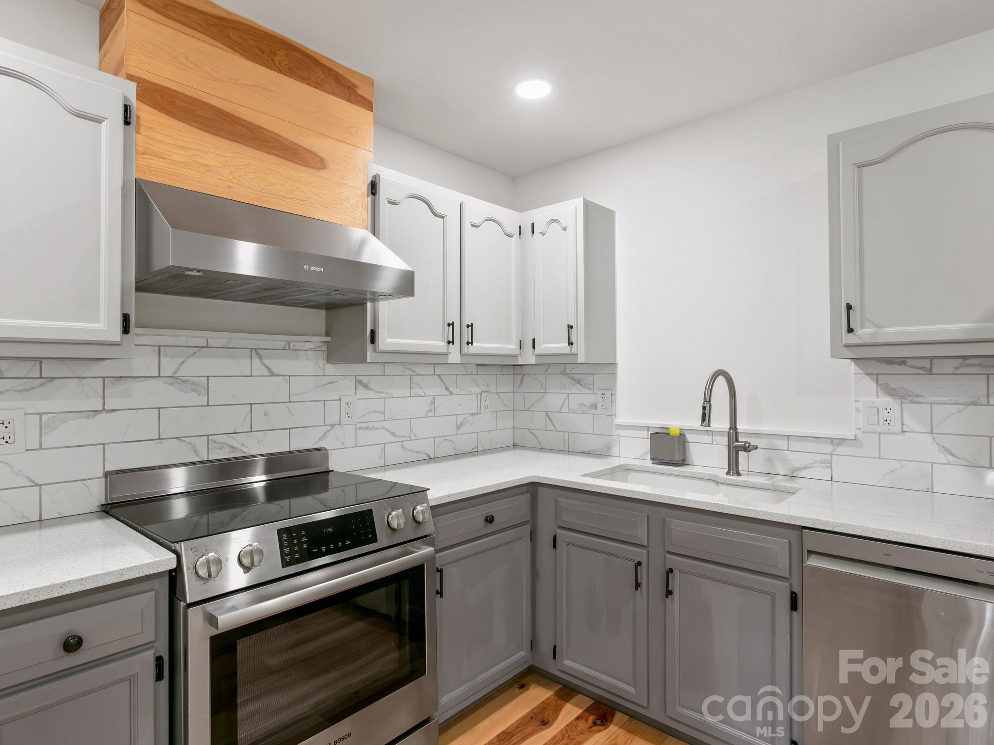 New appliances (2024) with Bosch hood. - 41 Bear Trail, Fairview