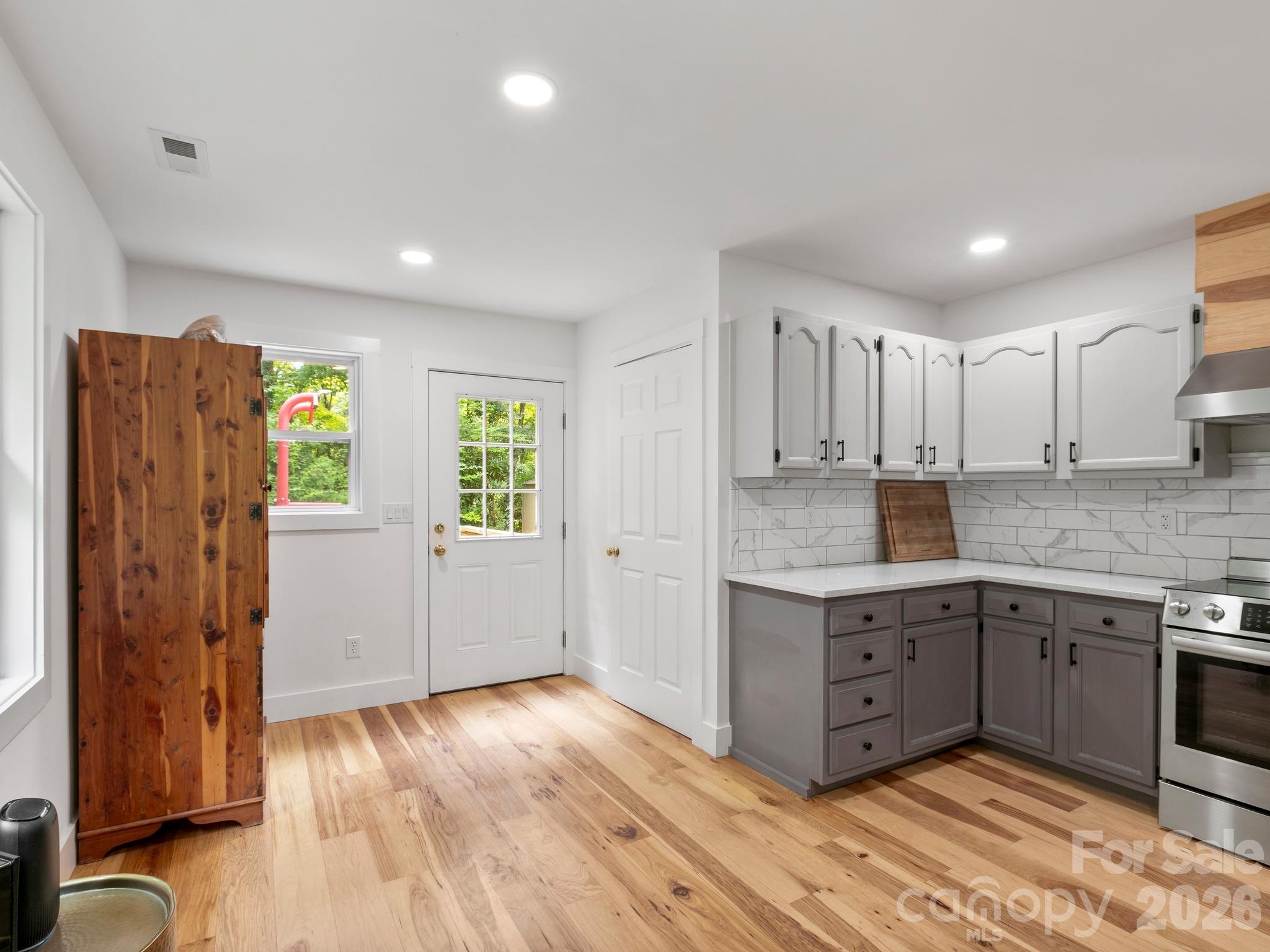Walk-in pantry / laundry closet. - 41 Bear Trail, Fairview