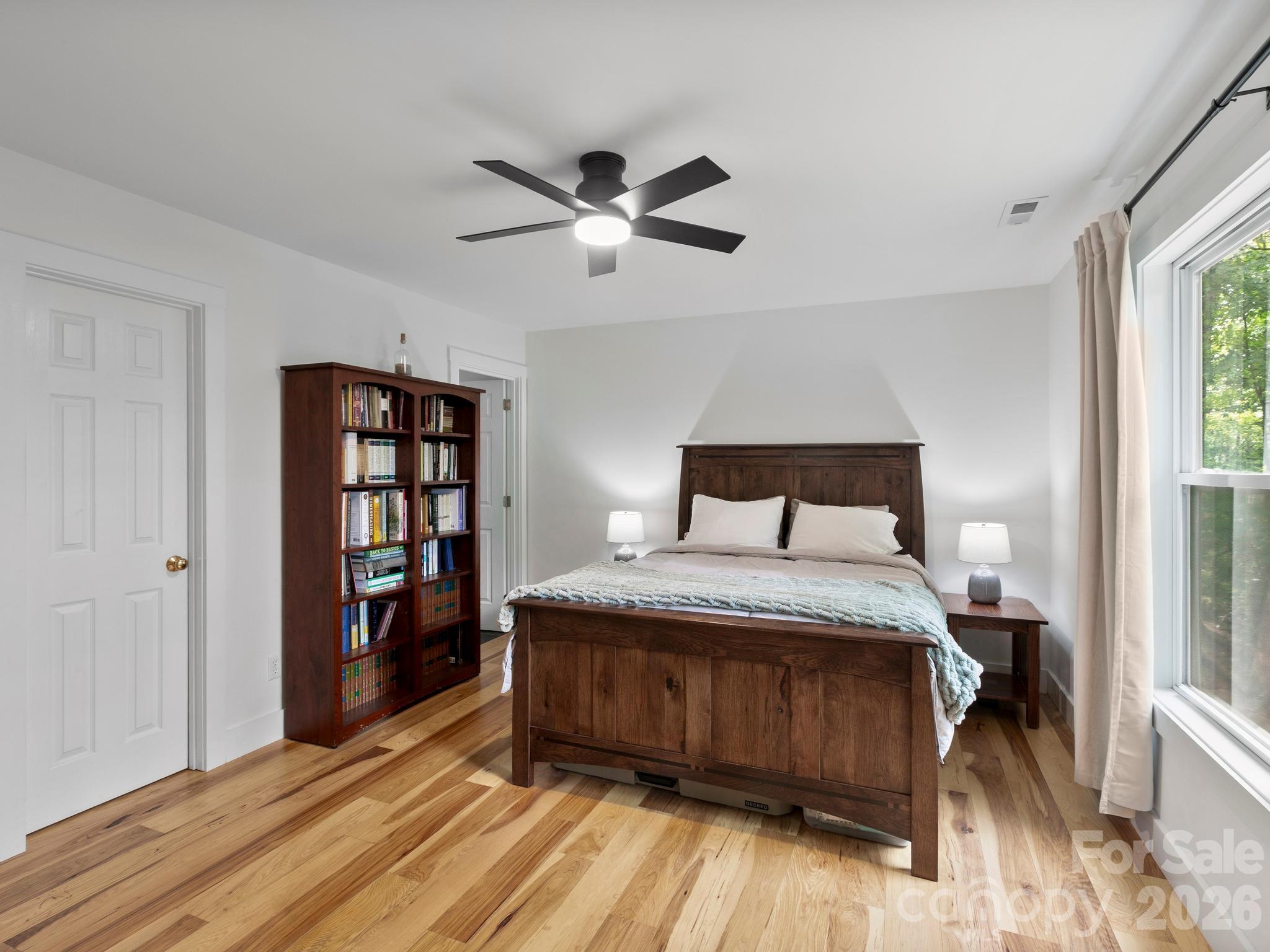 Primary bedroom with en suite. - 41 Bear Trail, Fairview
