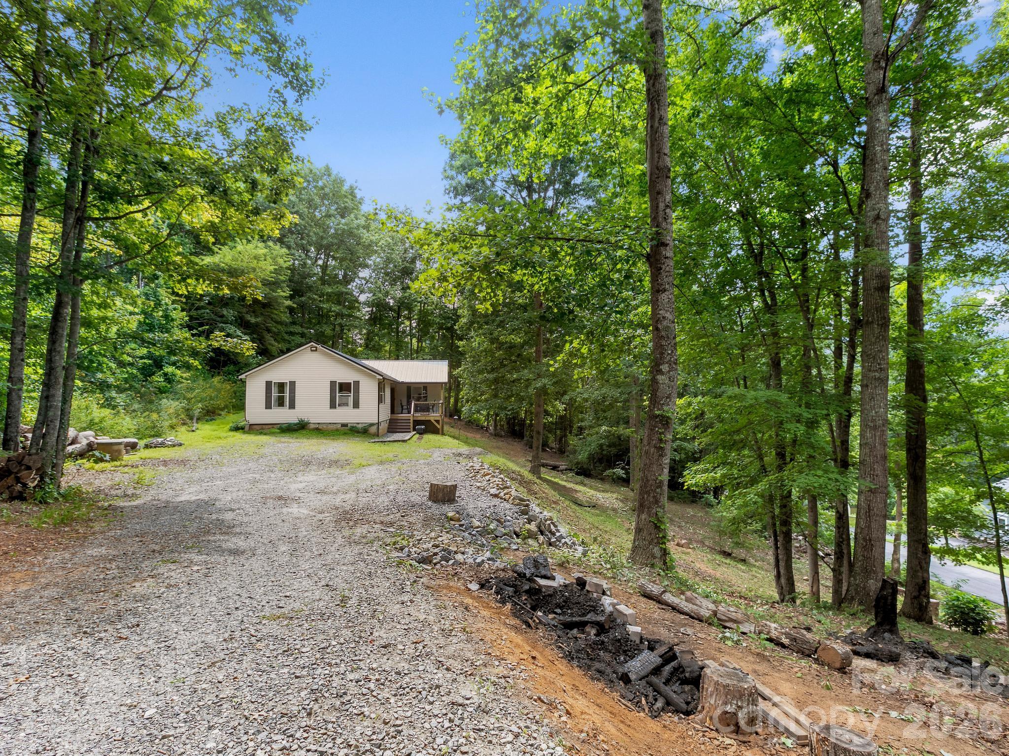 Paved private road leads to private gravel driveway. - 41 Bear Trail, Fairview