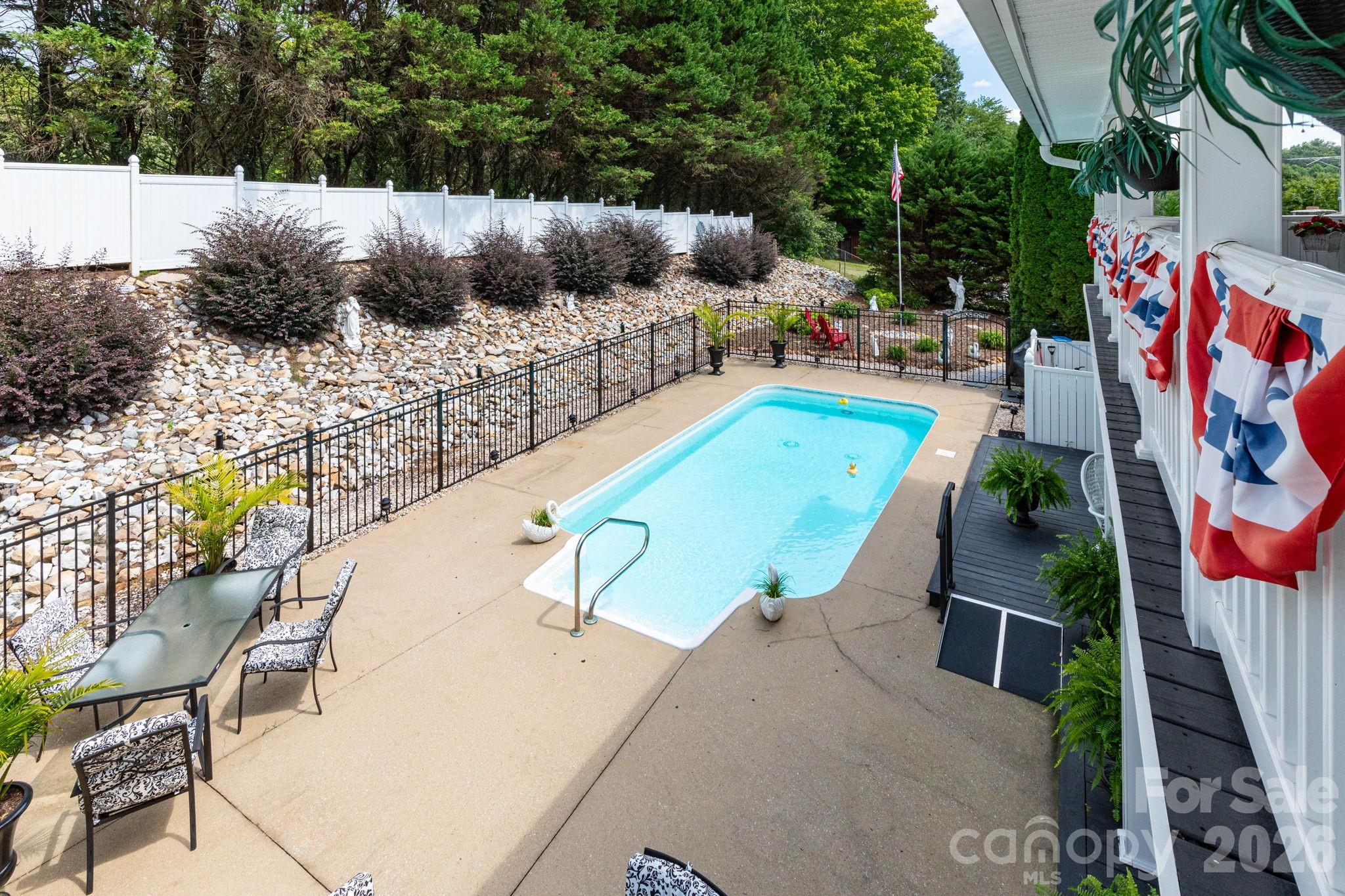 Overview of Pool Area - 84 Portcrest Heights, Marion