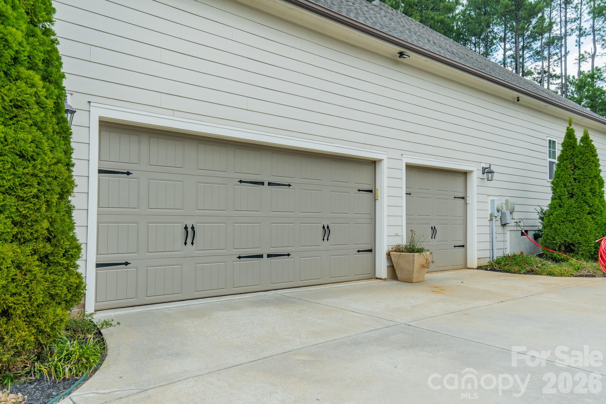 Single Family Residence at 317 Holdsworth Drive, Mount Holly, photo 11 of 48