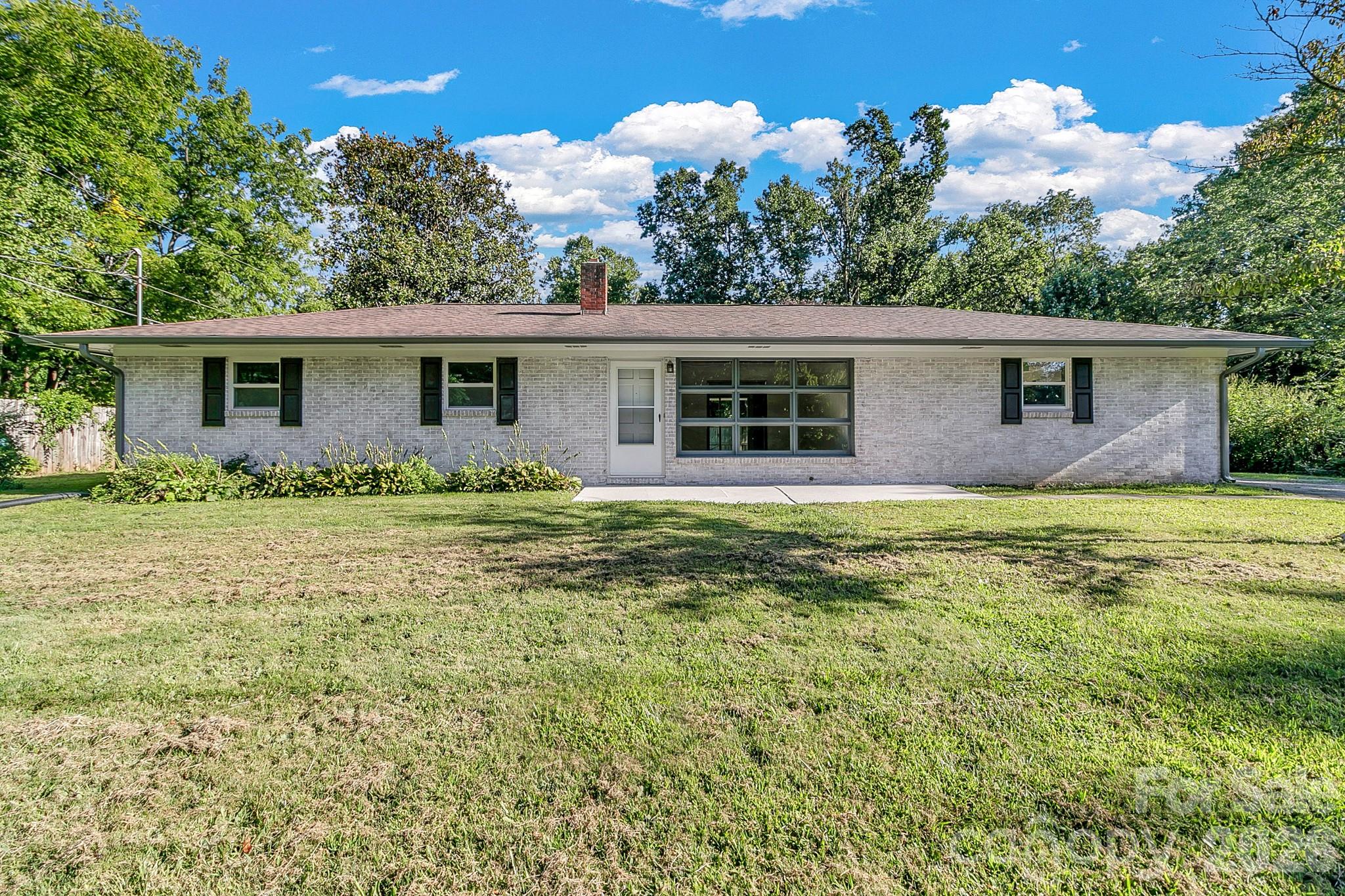 beautiful ranch home with large yard - 25 Hickory Tree Road, Asheville