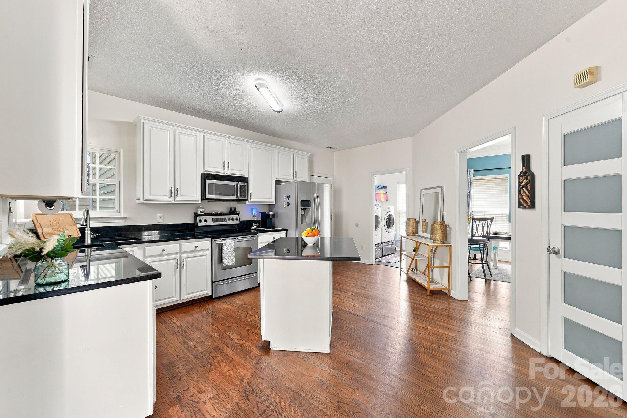 Single Family Residence at 104 Oak Grove Court, Fort Mill, photo 11 of 48