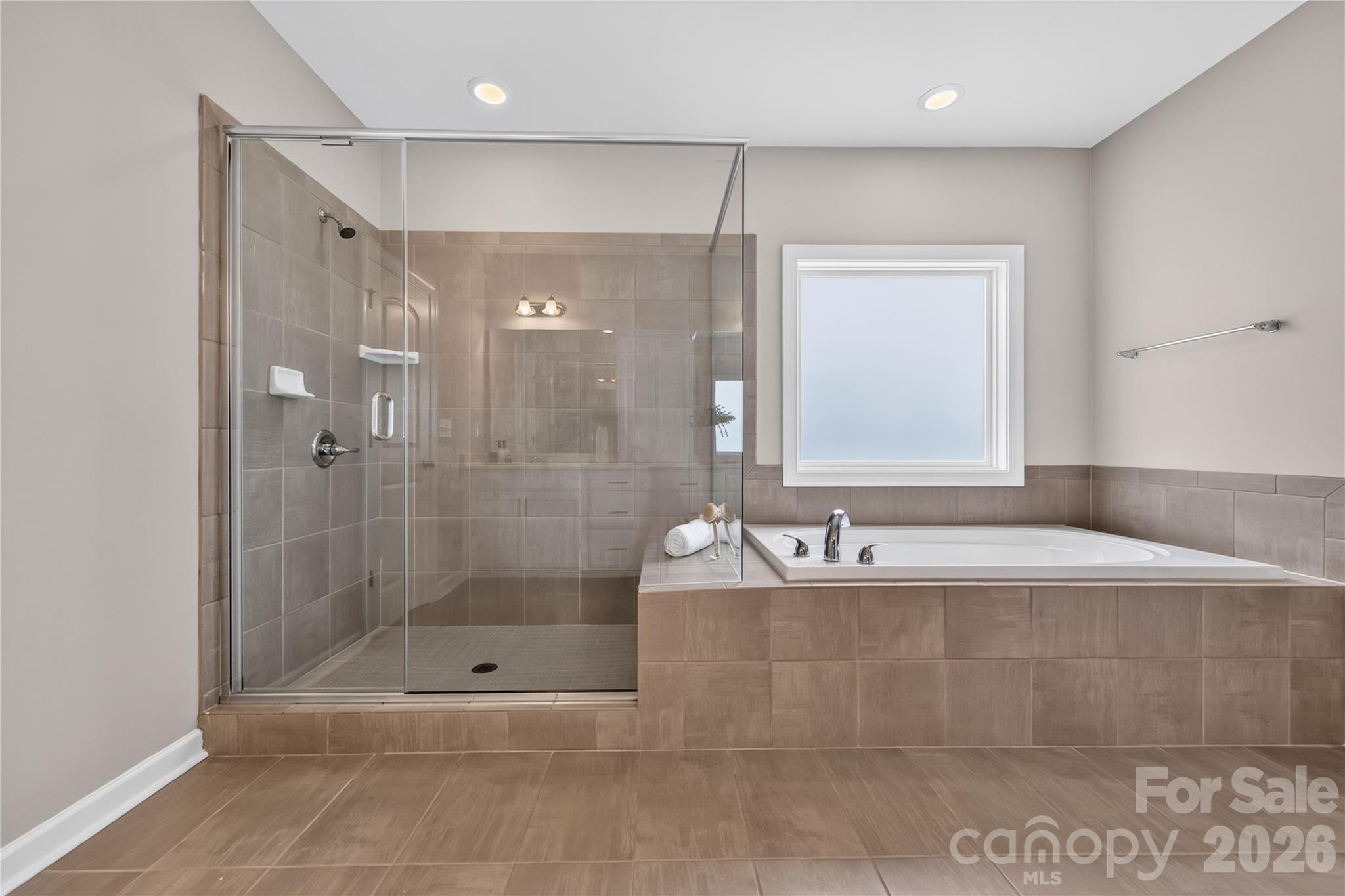 Oversized Glass Enclosed Tile Shower & Garden Tub - 366 Hampton Trail Drive, Fort Mill