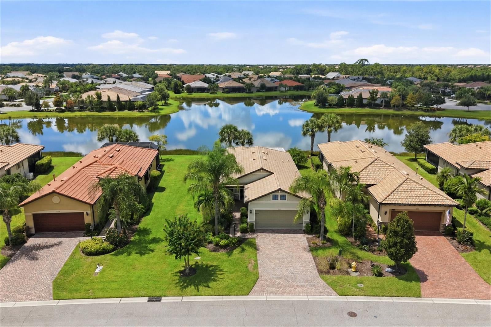 Single Family Residence at 17523 HAMPTON FALLS TER, BRADENTON, photo 4 of 77
