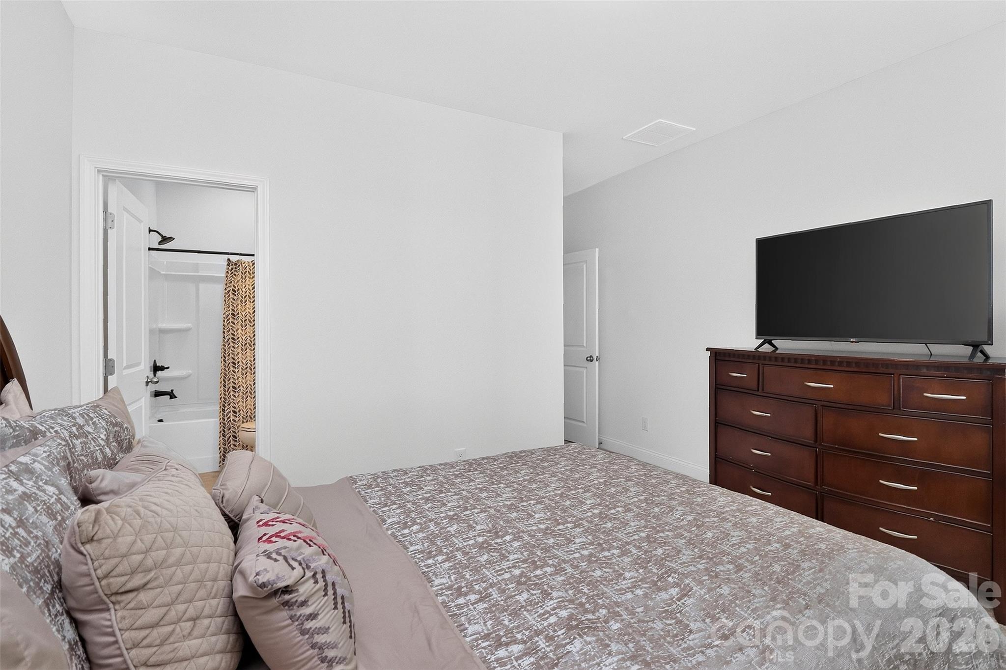 Main floor guest suite - 235 Supernova Drive, York