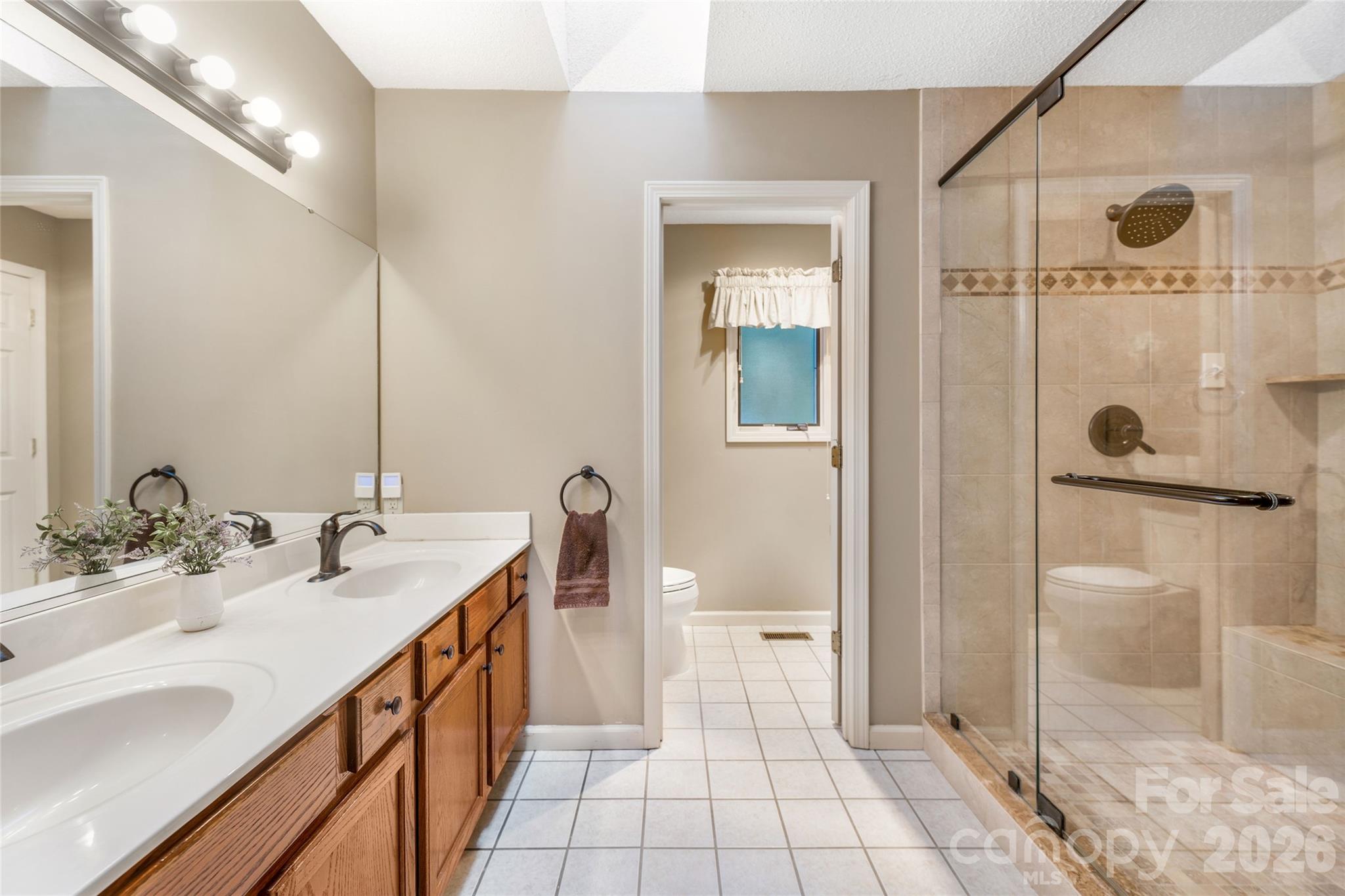 Primary bathroom ensuite. - 31 Hillcreek Drive, Asheville