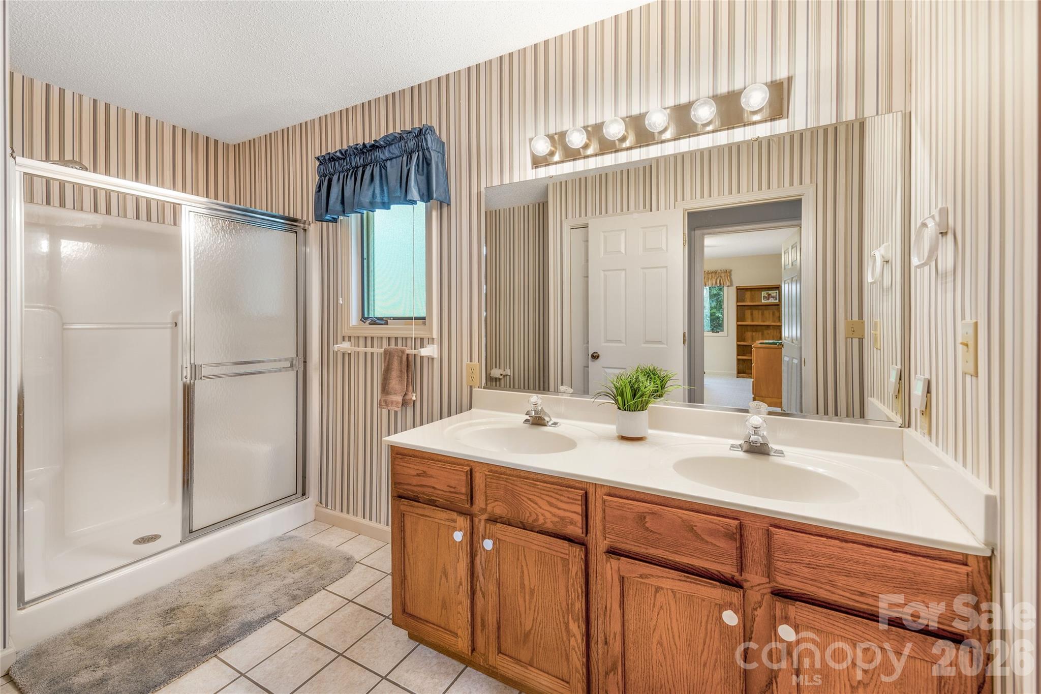 Jack & Jill full bath between guest rooms 1 and 2. - 31 Hillcreek Drive, Asheville
