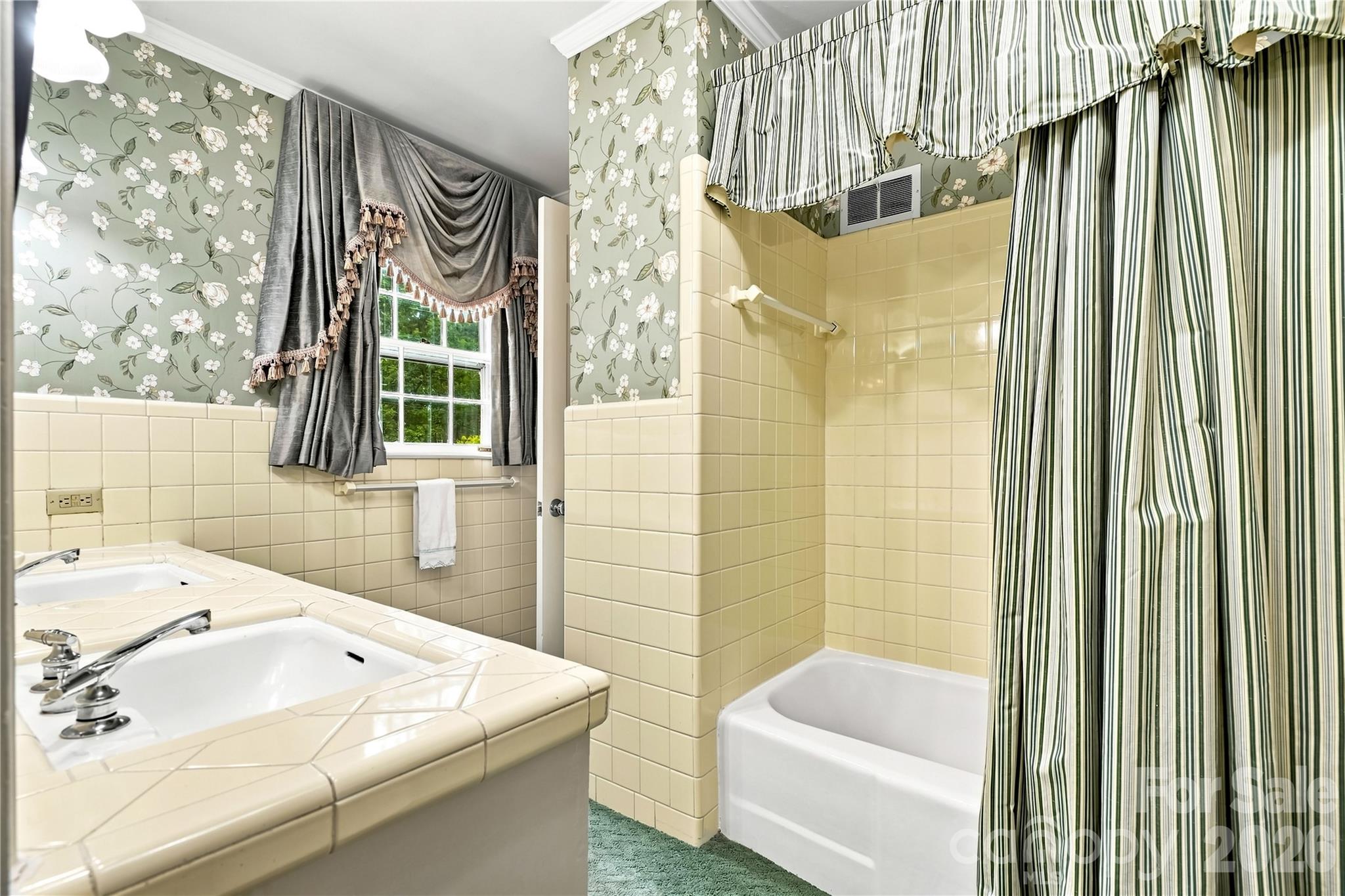 Jack and Jill bath shared by two upper-level bedrooms. - 209 Labans Lane, Lincolnton