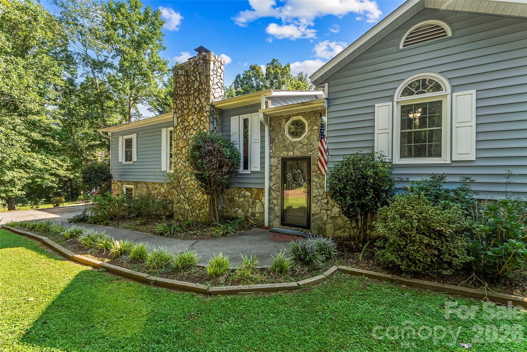 Single Family Residence at 5468 Valley Run Street, Hickory, photo 2 of 37
