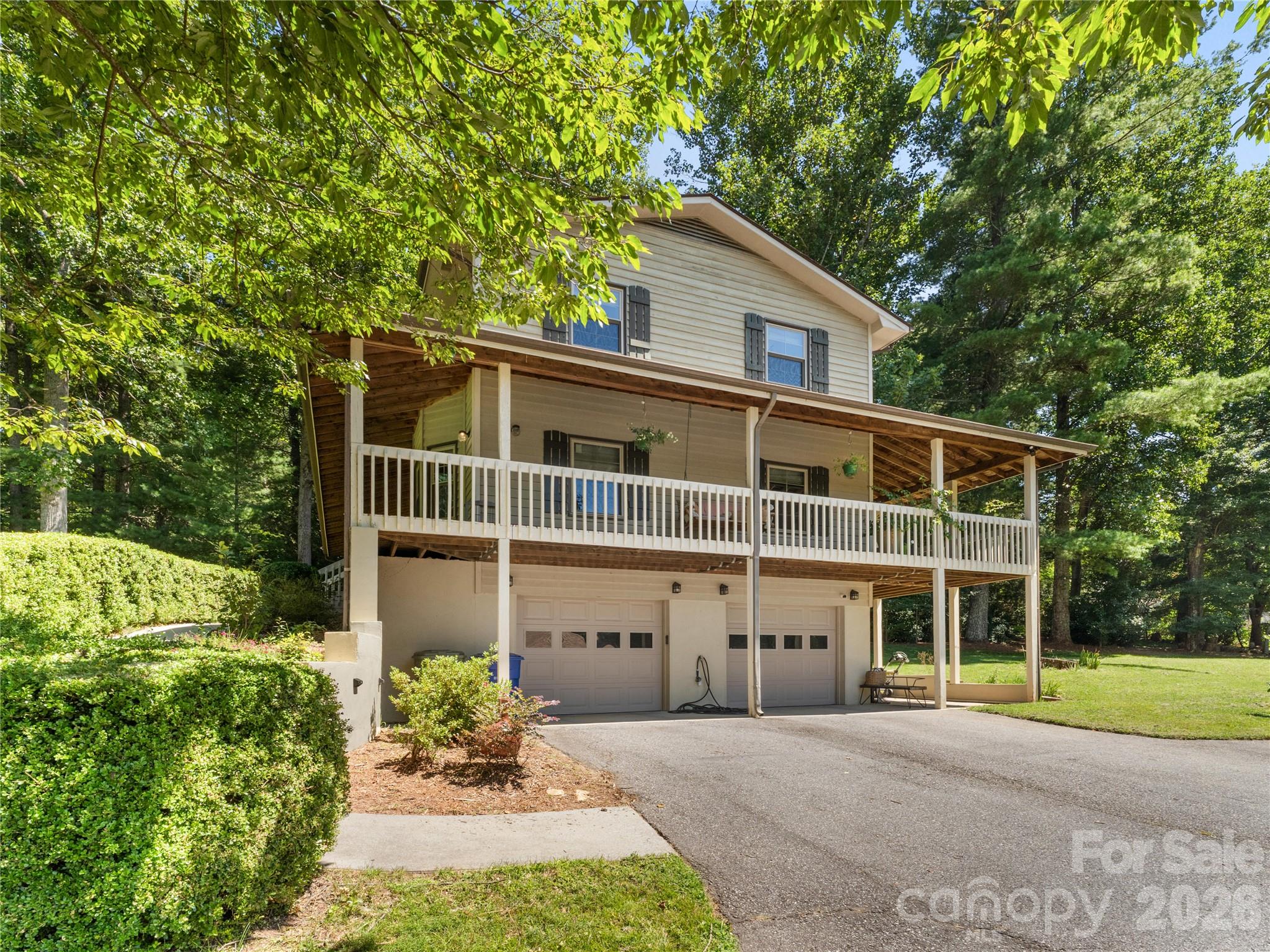 Long Driveway - 121 Churchill Downs Drive, Fairview