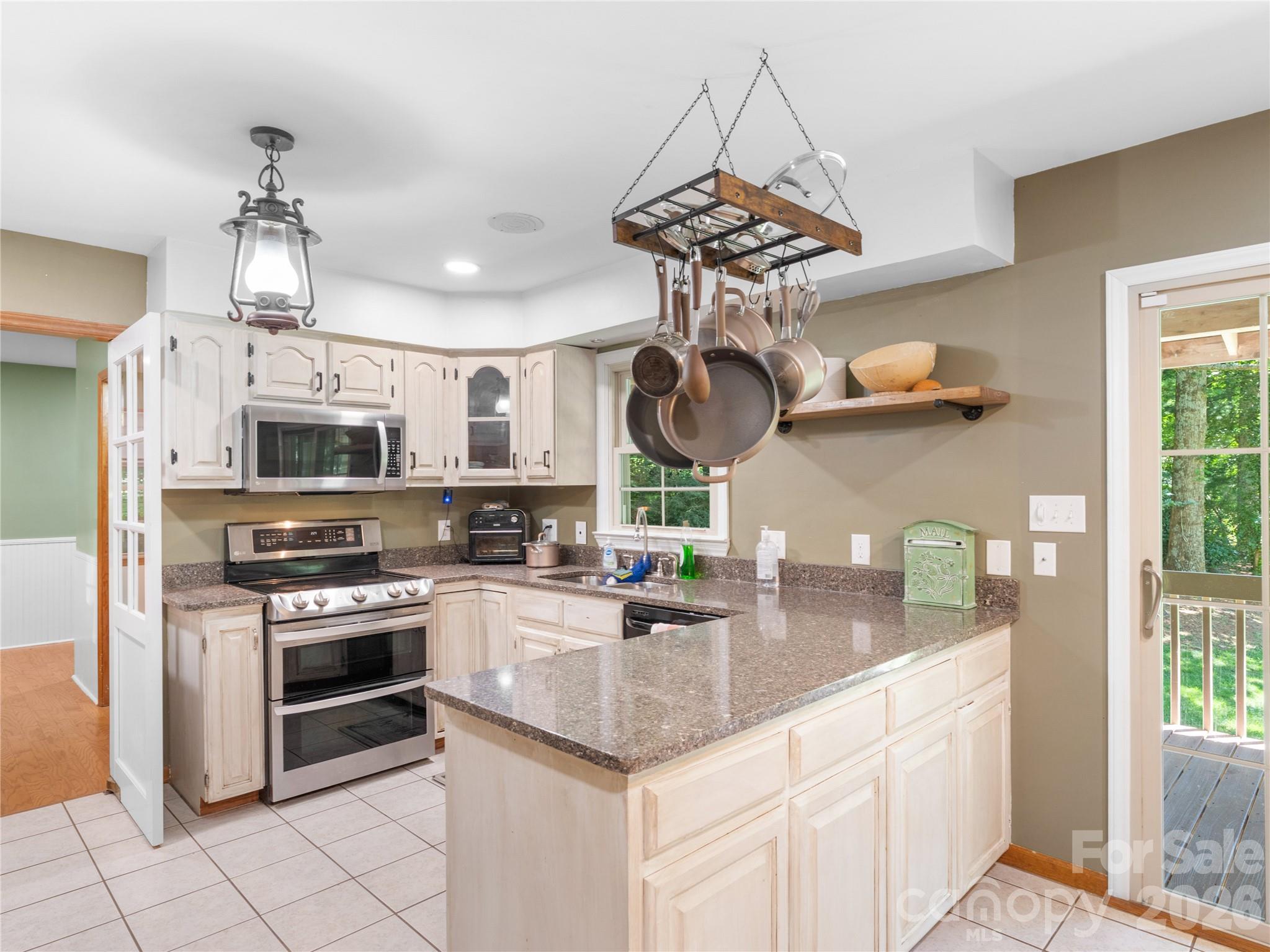 Kitchen - 121 Churchill Downs Drive, Fairview