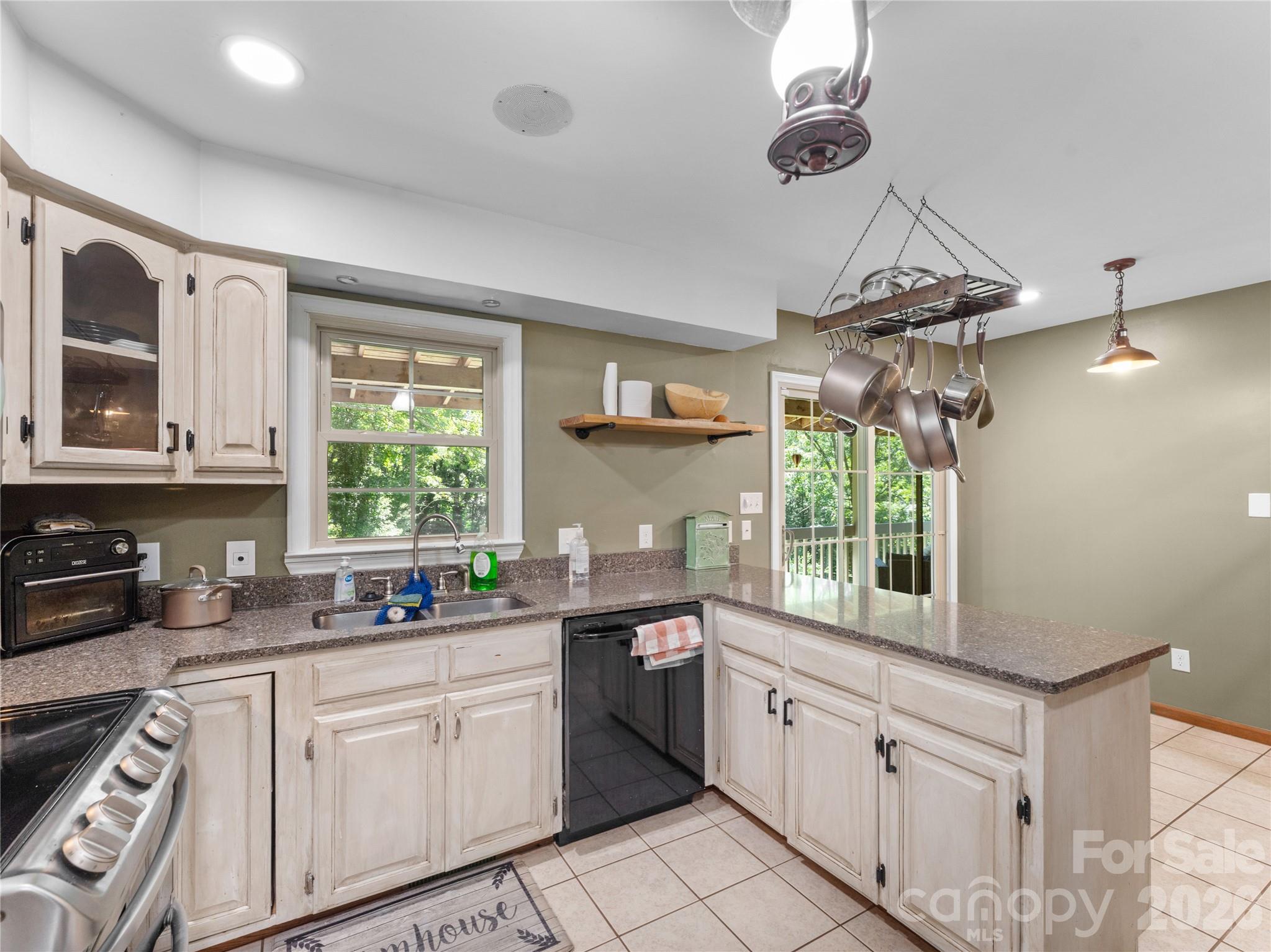 Single Family Residence at 121 Churchill Downs Drive, Fairview, photo 18 of 39