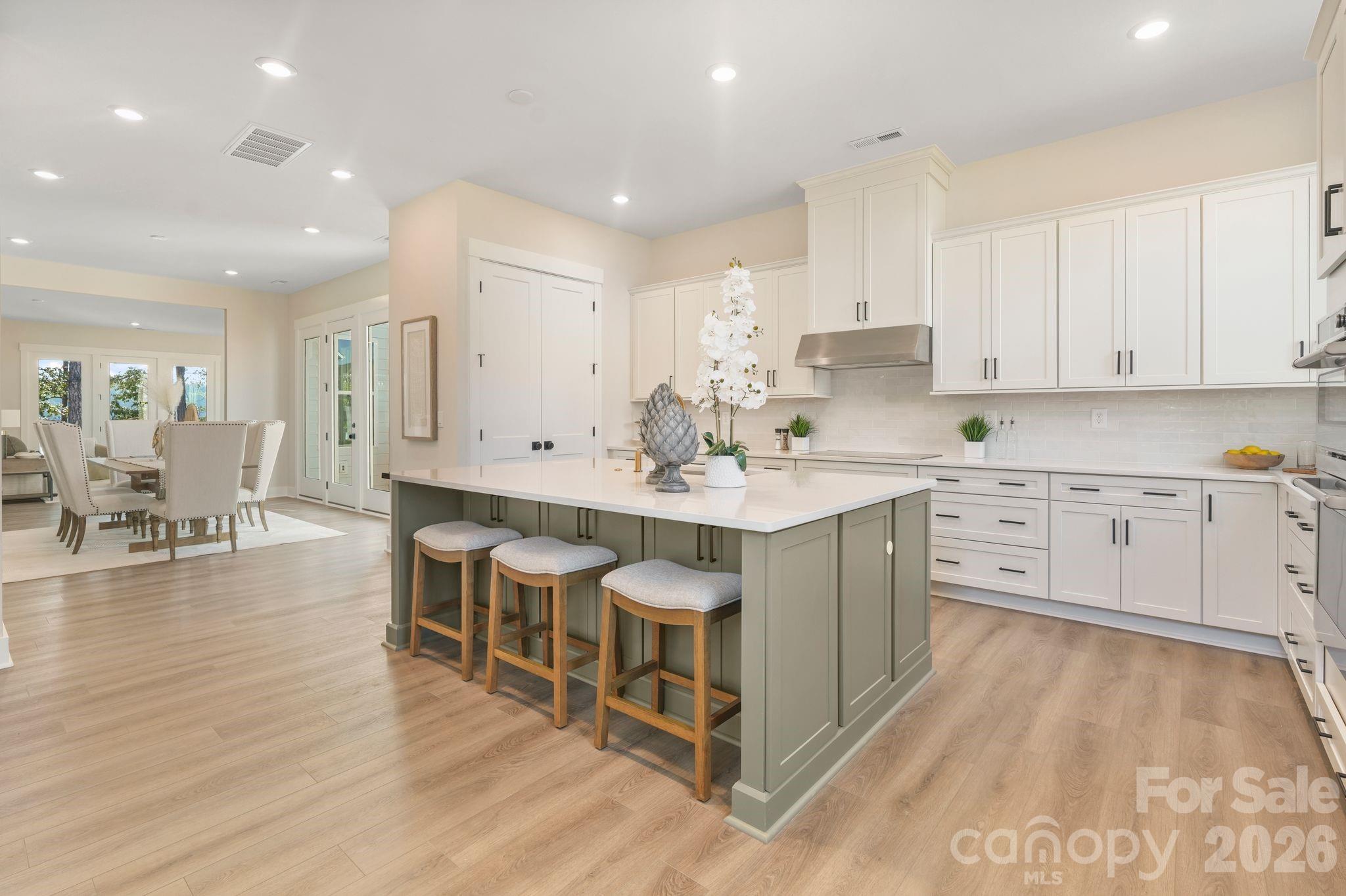Large kitchen island with bar seating and pantry - 4531 Splash Trail, Sherrills Ford