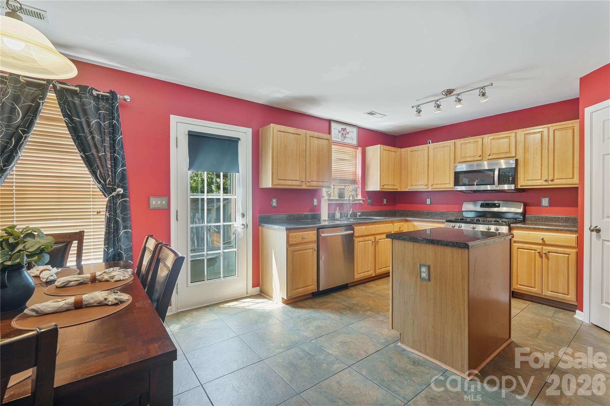 Single Family Residence at 190 Almora Loop, Mooresville, photo 16 of 40
