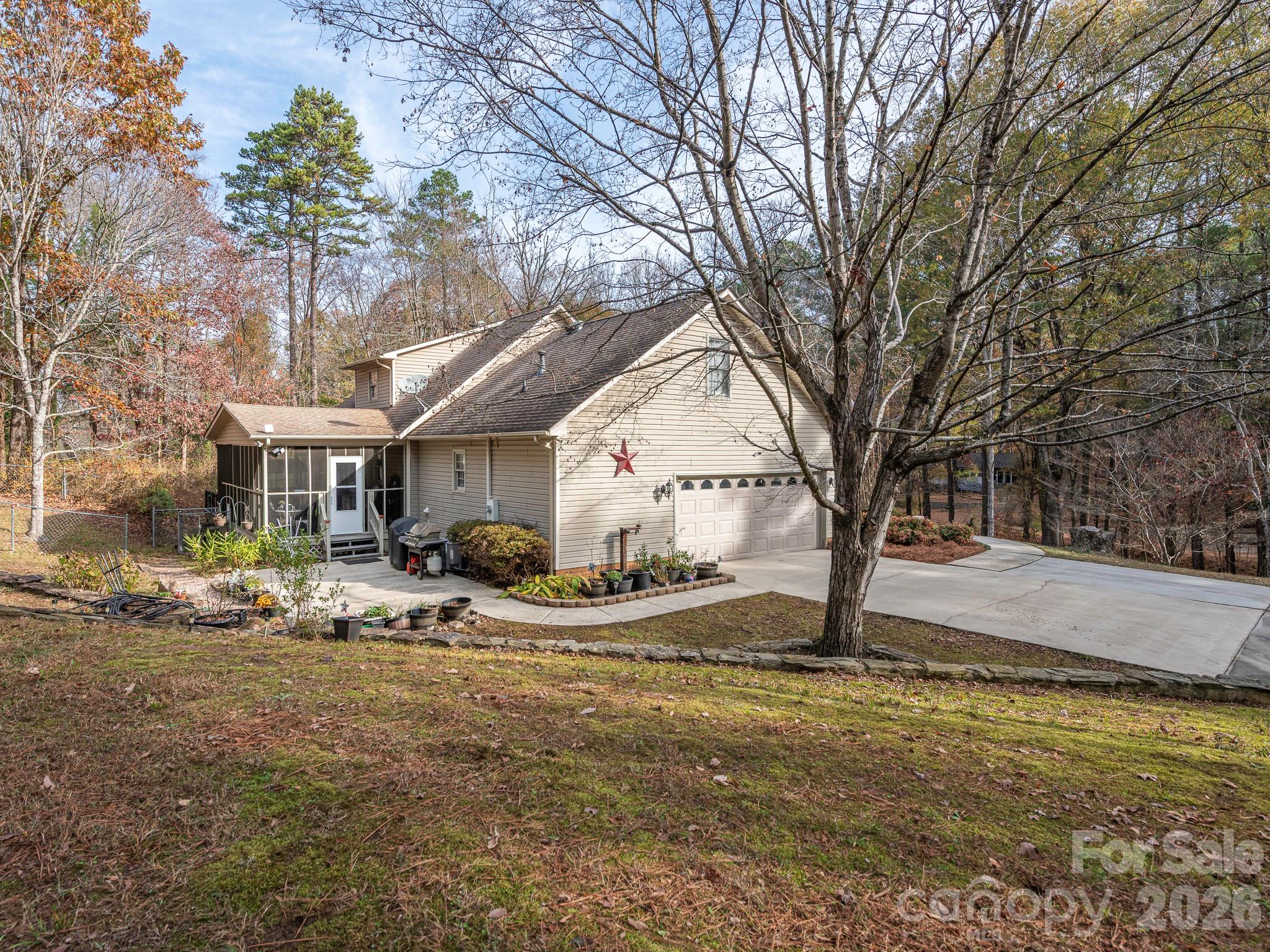 2CAR GARAGE, SCREEN PORCH, LARGE CONCRETE PATIO - 1800 Lake Lynn Road, Concord