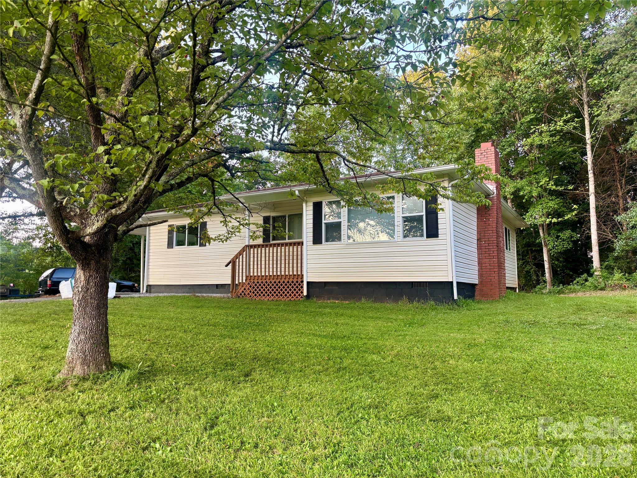 Single Family Residence at 6622 Mountain Grove Road, Hickory, photo 2 of 25